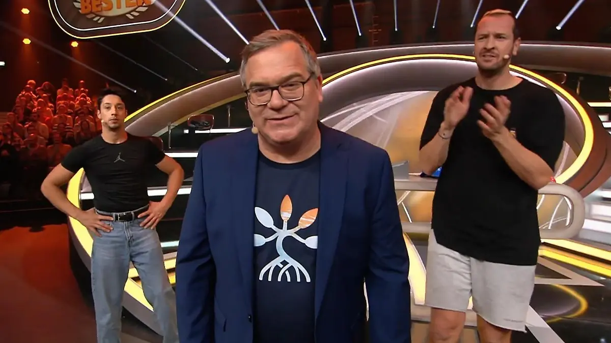 Fairer Verlierer: Pascal Hens (r.) unterliegt im zehnten Spiel bei „Schlag den Besten“ denkbar knapp gegen René Casselly. Und nur der darf Moderator Elton in der nächsten Show wiedersehen.