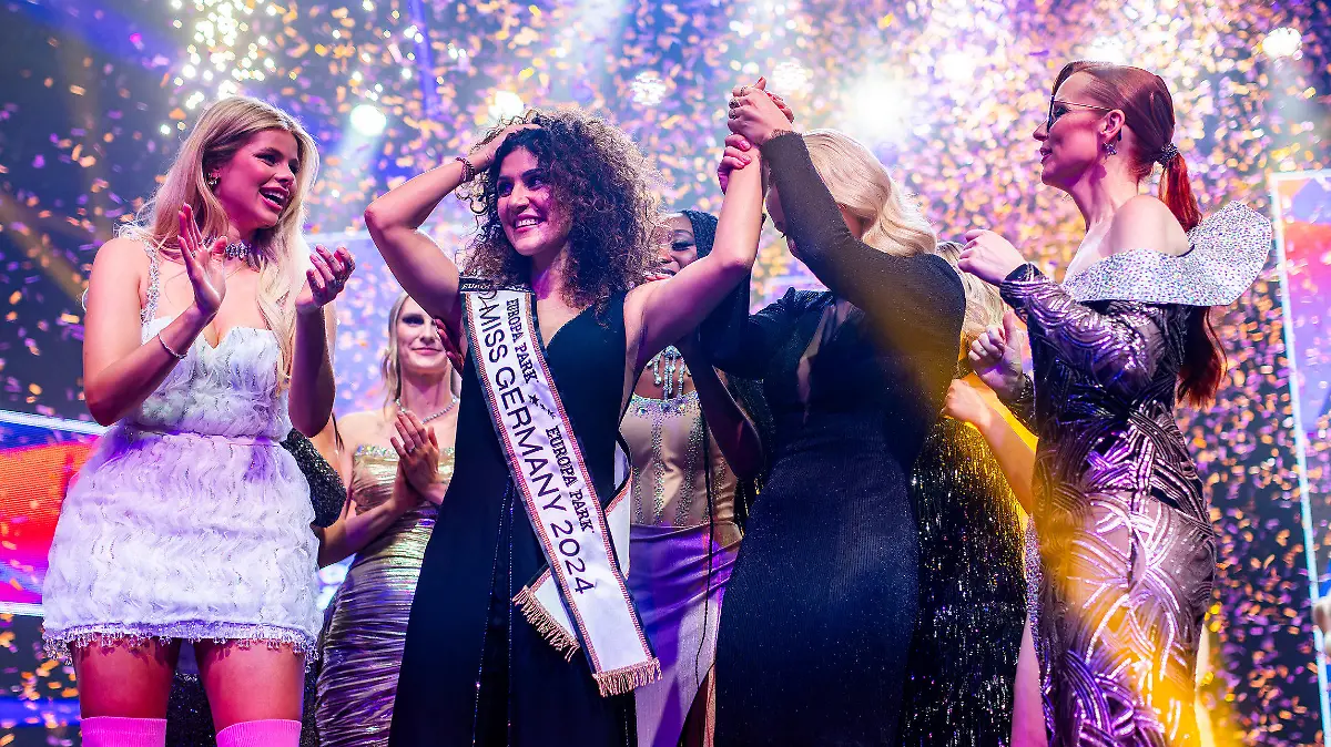 24.02.2024, Baden-Württemberg, Rust: Apameh Schönauer (3.v.l.) feiert gemeinsam mit ihren Mitbewerberinnen ihren Titelgewinn als Miss Germany 2024. Das Finale zur Wahl der Miss Germany findet zum 22. Mal im Europa-Park Rust statt. Foto: Philipp von Ditfurth/dpa +++ dpa-Bildfunk +++