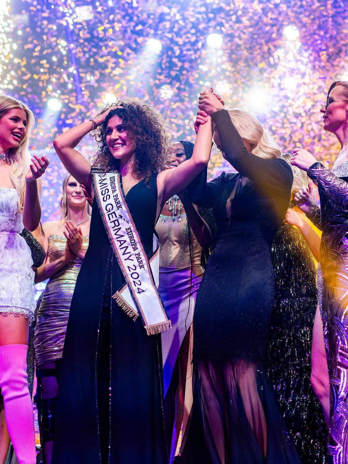 24.02.2024, Baden-Württemberg, Rust: Apameh Schönauer (3.v.l.) feiert gemeinsam mit ihren Mitbewerberinnen ihren Titelgewinn als Miss Germany 2024. Das Finale zur Wahl der Miss Germany findet zum 22. Mal im Europa-Park Rust statt. Foto: Philipp von Ditfurth/dpa +++ dpa-Bildfunk +++