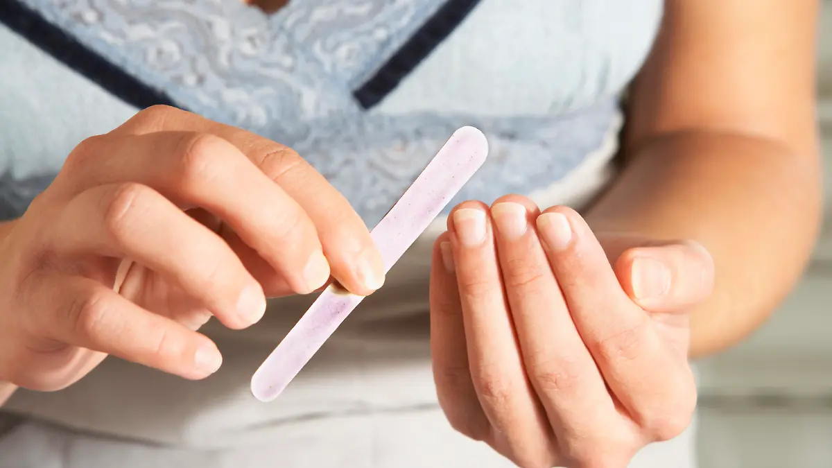 close-up of young woman manicuring her fingernails Keine Weitergabe an Drittverwerter., Royalty free: Bei werblicher Verwendung Preis auf Anfrage