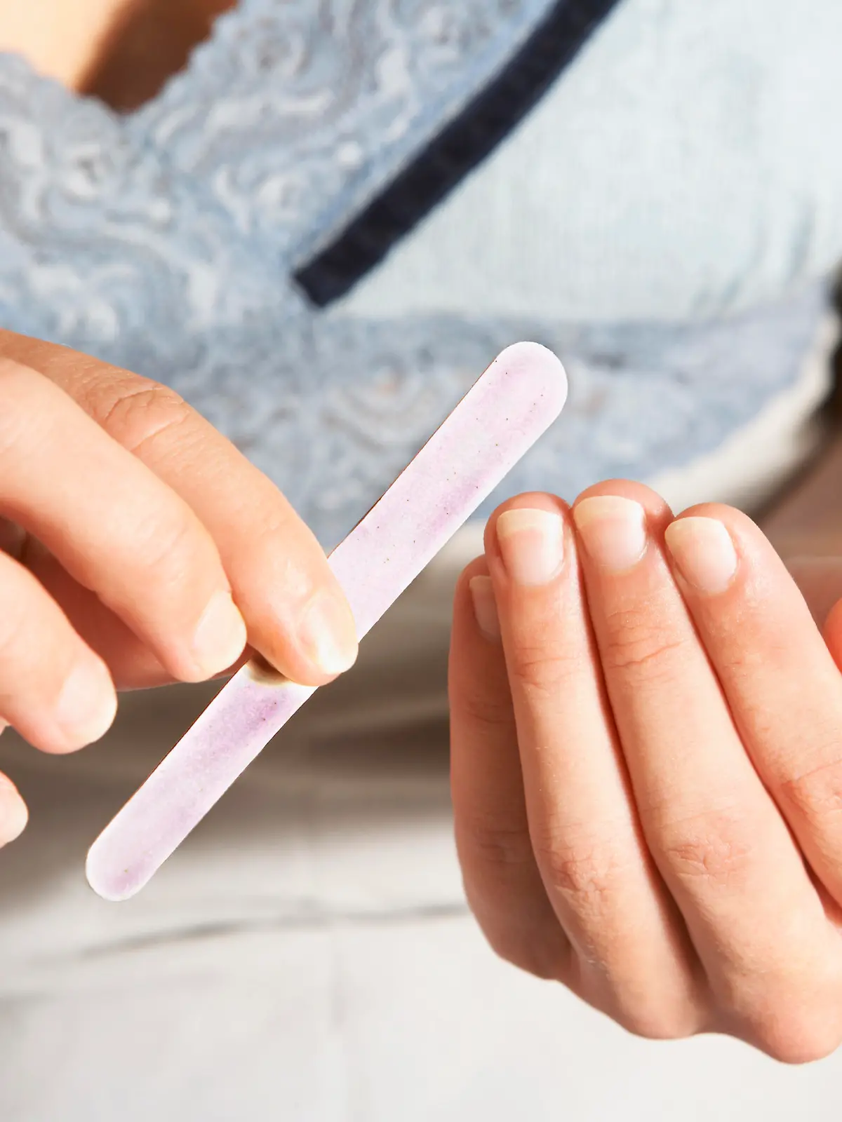 close-up of young woman manicuring her fingernails Keine Weitergabe an Drittverwerter., Royalty free: Bei werblicher Verwendung Preis auf Anfrage