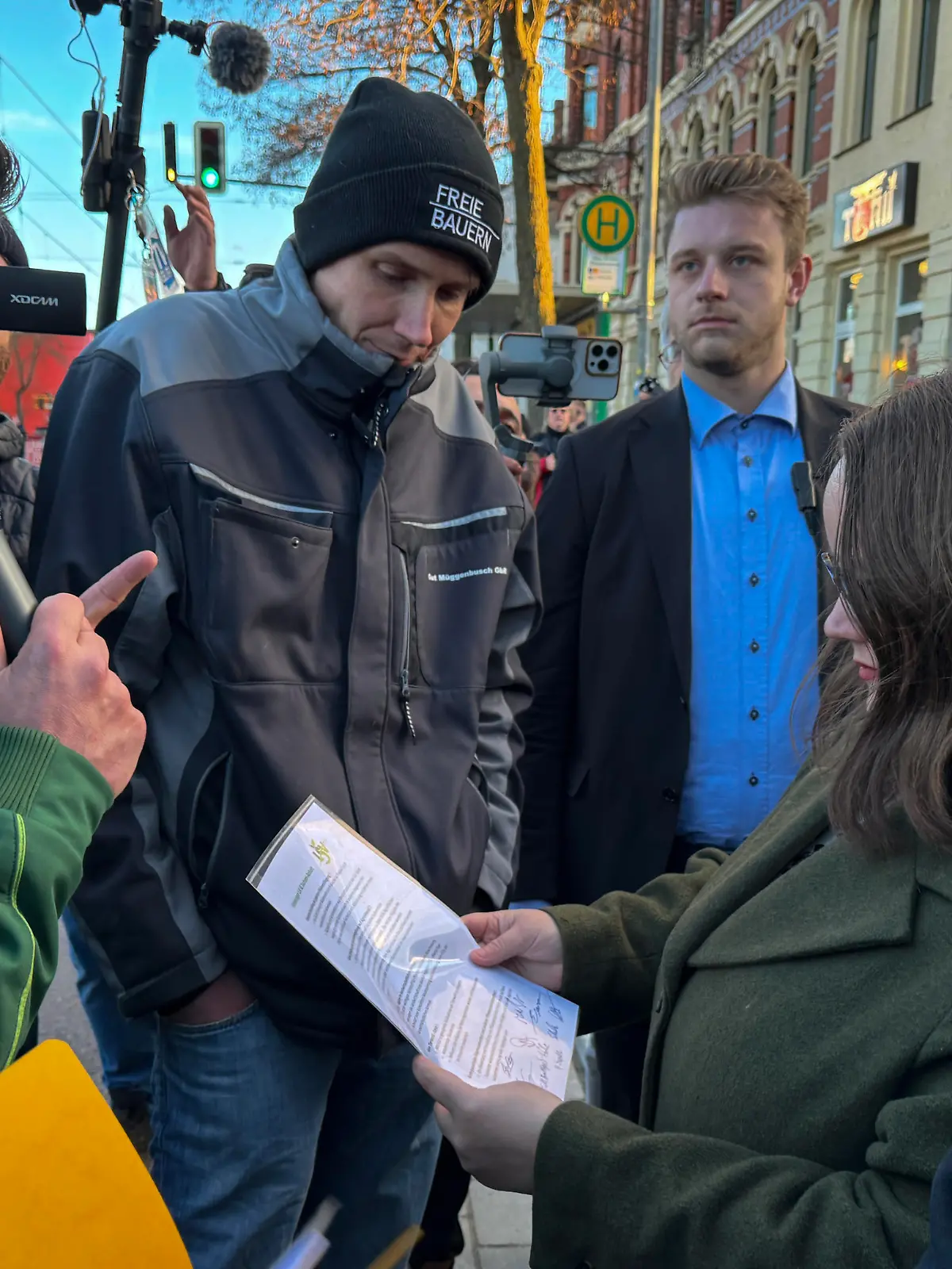 Martin Dippe (l), Präsident des Bauernbundes Sachsen-Anhalt, präsentiert der Grünen-Bundesvorsitzenden Ricarda Lang seine Forderungen am Rande einer Parteiveranstaltung.