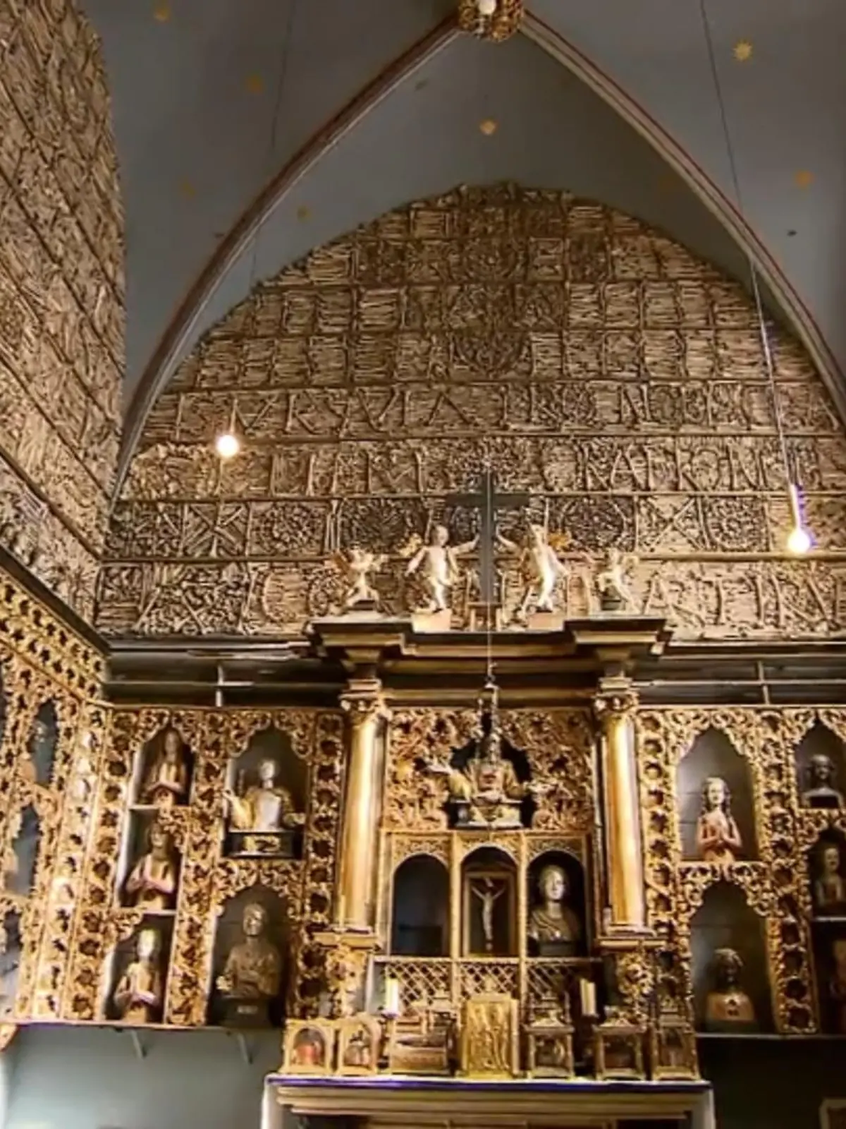 Für vier Wochen war sie für Besucher geschlossen: Die Goldene Kammer der Sankt-Ursula Kirche in Köln. Sie gehört zu den größten Reliquienkammern der Welt. Die Reliquien mussten restauriert werden. Jetzt hat die Kammer wieder geöffnet.