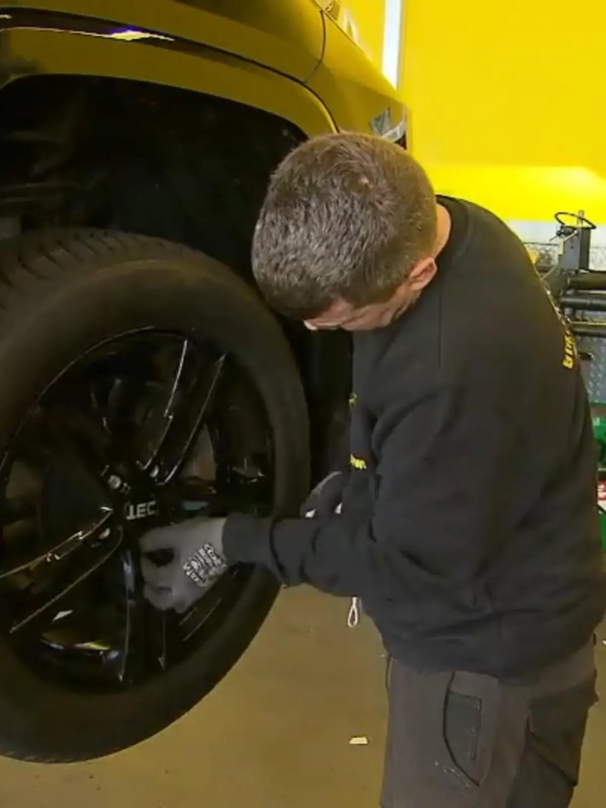Haben Sie ihr Auto schon auf die kalte Jahreszeit vorbereitet? Wenn nicht, wird es jetzt aber allerhöchste Zeit. Denn es heißt ja: Von Oktober bis Ostern sollen die Winterreifen drauf sein. Allerdings könnten manche Autofahrer beim Kauf neuer Winterreifen eine böse Überraschung erleben. Denn auch vor Autoreifen macht die Inflation nicht Halt. Worauf Sie achten müssen und wie Sie etwas Geld einsparen können.