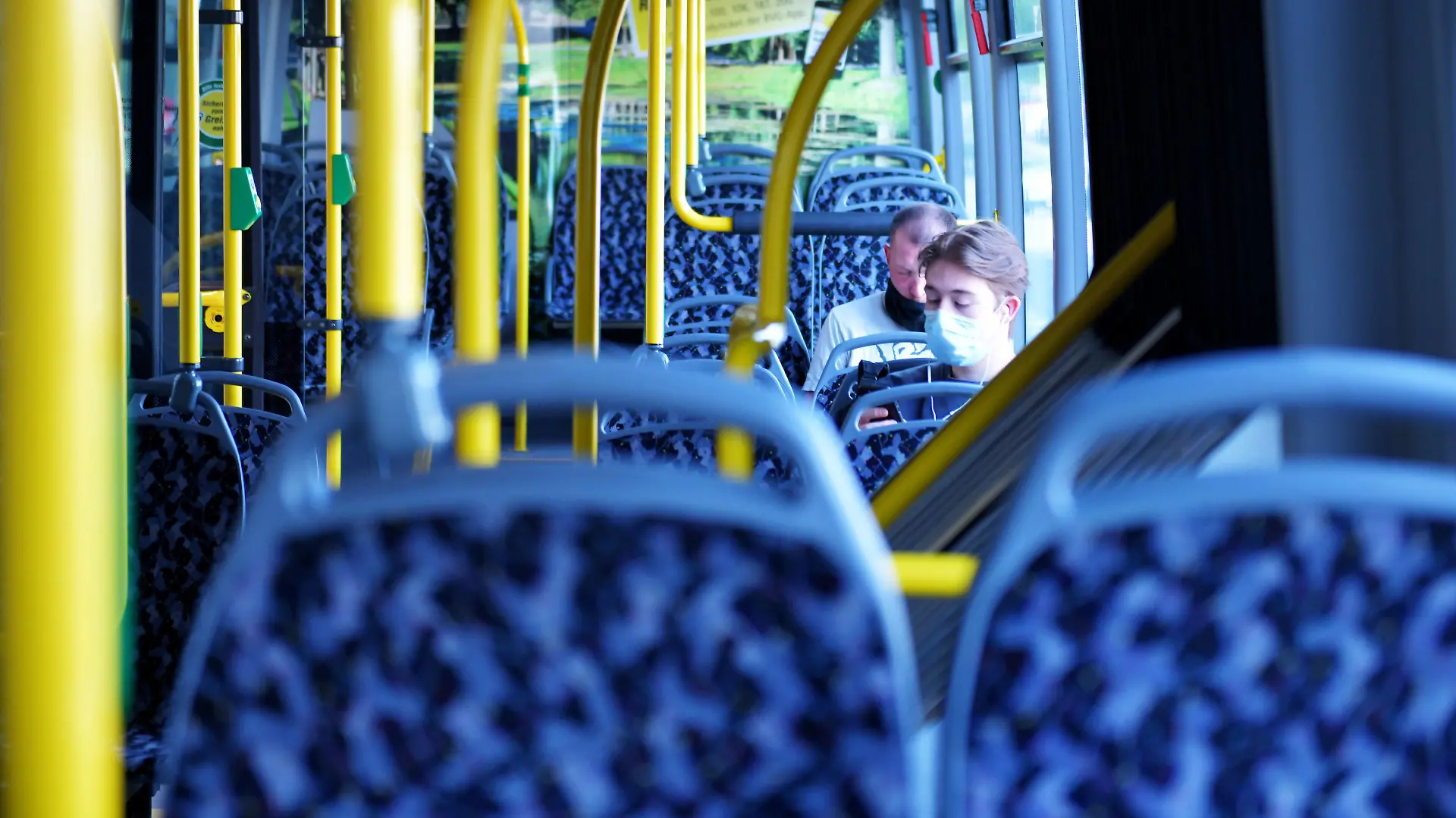 14.12.2019, xlakx ,Berlin - BVGl emspor, v.l.Zwei junge Maenner tragen Schutzmasken zum Schutz gegen das neuartige Coronavirus, waehrend sie in einem Bus der BVG fahren Berlin *** 14 12 2019, xlakx ,Berlin BVGl emspor, v l Two young men wear protective masks to guard against the novel coronavirus while riding on a BVG bus Berlin