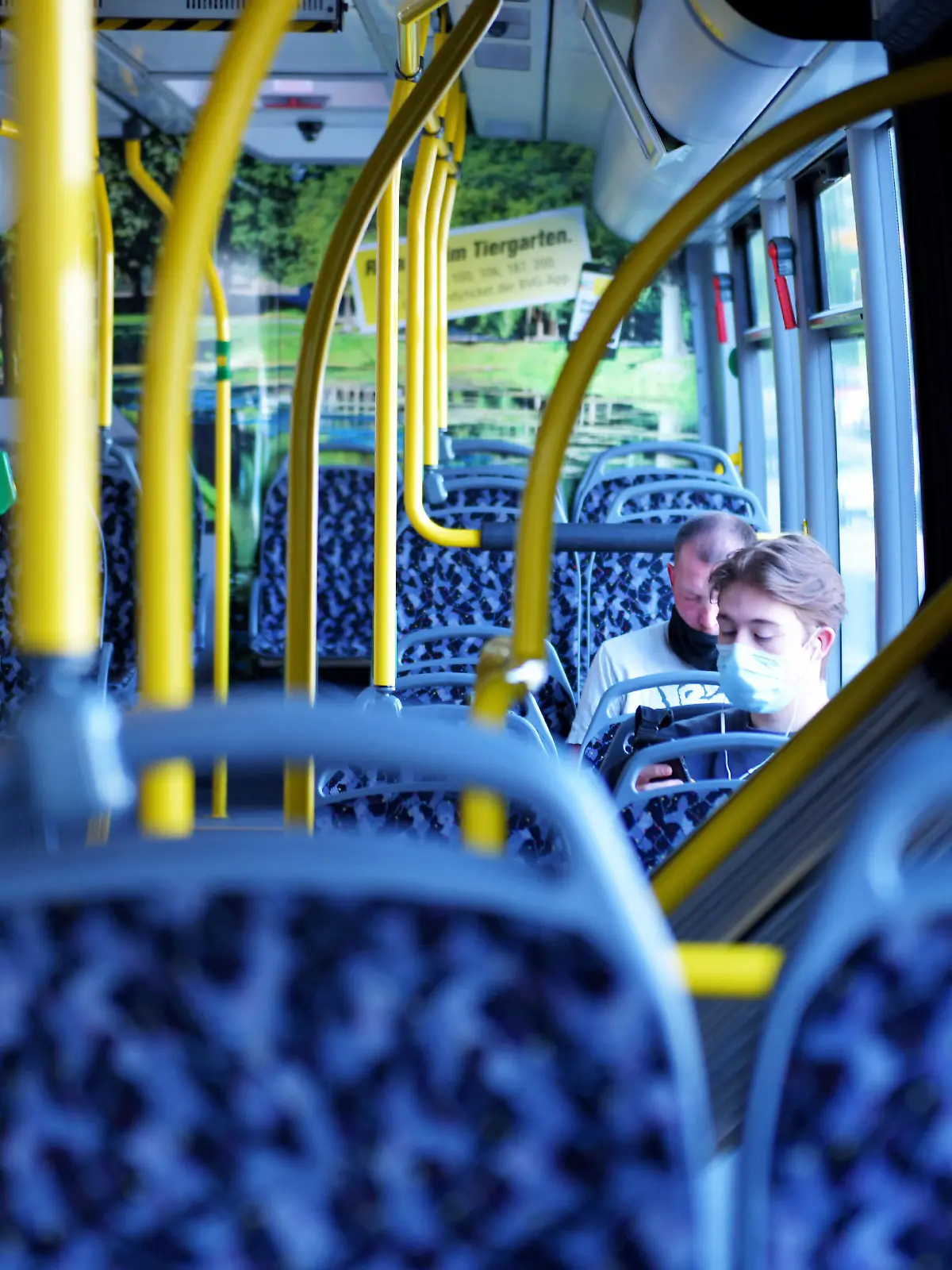  14.12.2019, xlakx ,Berlin - BVGl emspor, v.l.Zwei junge Maenner tragen Schutzmasken zum Schutz gegen das neuartige Coronavirus, waehrend sie in einem Bus der BVG fahren Berlin *** 14 12 2019, xlakx ,Berlin BVGl emspor, v l Two young men wear protective masks to guard against the novel coronavirus while riding on a BVG bus Berlin
