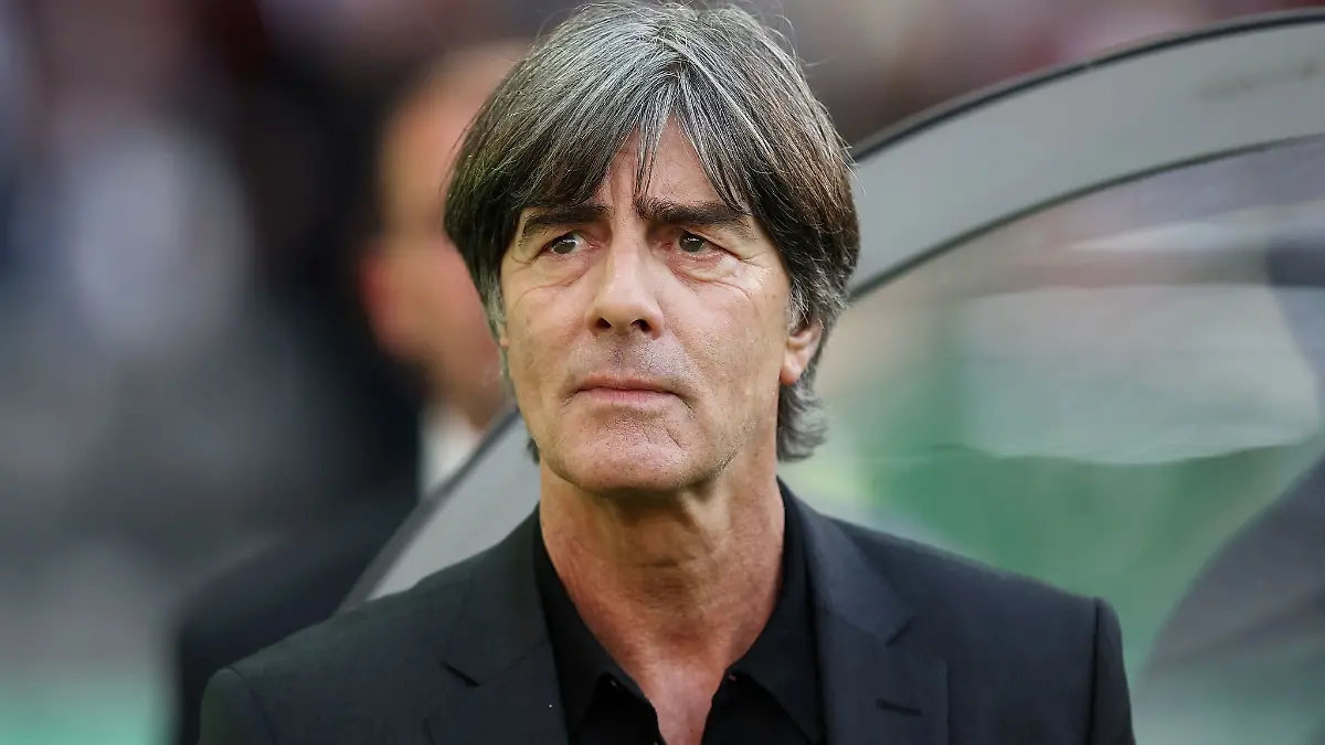 Joachim Löw steht vor einem Spiel im Olympiastadion.