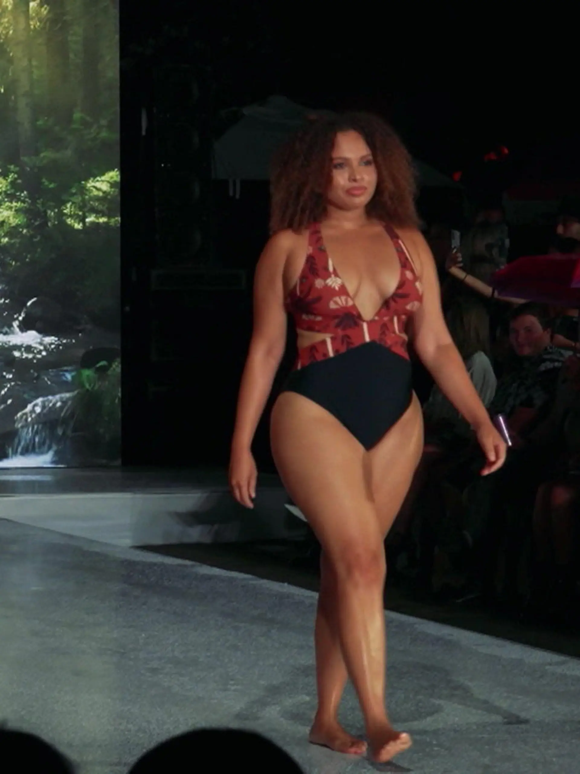 War Diversität nur eine Eintagsfliege? Schaut man sich aktuell auf den Laufstegen dieser Welt um, sieht man vor allem eins: Size Zero! Ob Berlin, Mailand oder New York – überall das gleiche Bild. Plus Size Models sind Mangelware. Dabei hatte man sich vor einigen Jahren doch der Diversität verschworen. Was ist passiert? Wir treffen Marco Sinervo, Gründer von MGM Models, eine der wichtigsten Modelagenturen weltweit.  Im Video packt er über das Model-Business aus. 