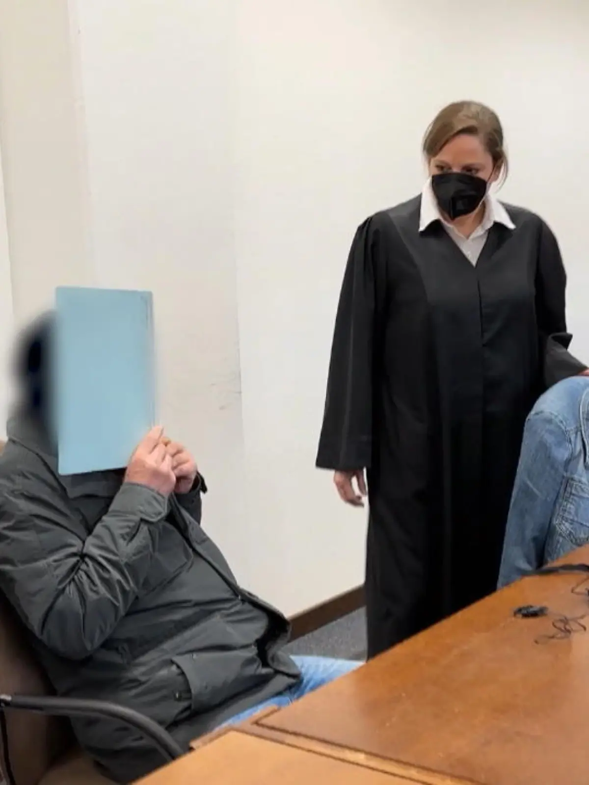 Ein Ehepaar flüchtet in den 90er-Jahren aus Jugoslawien nach Deutschland. Der Mann bekommt Depressionen, lässt sich kurzzeitig behandeln. Jahrelang ist alles OK, dann soll der 64-Jährige durchgedreht sein. Er soll seine Frau mit 79 Messerstichen getötet haben. Seit heute wird ihm in Köln der Prozess gemacht. Der Mann schweigt zu den Vorwürfen.