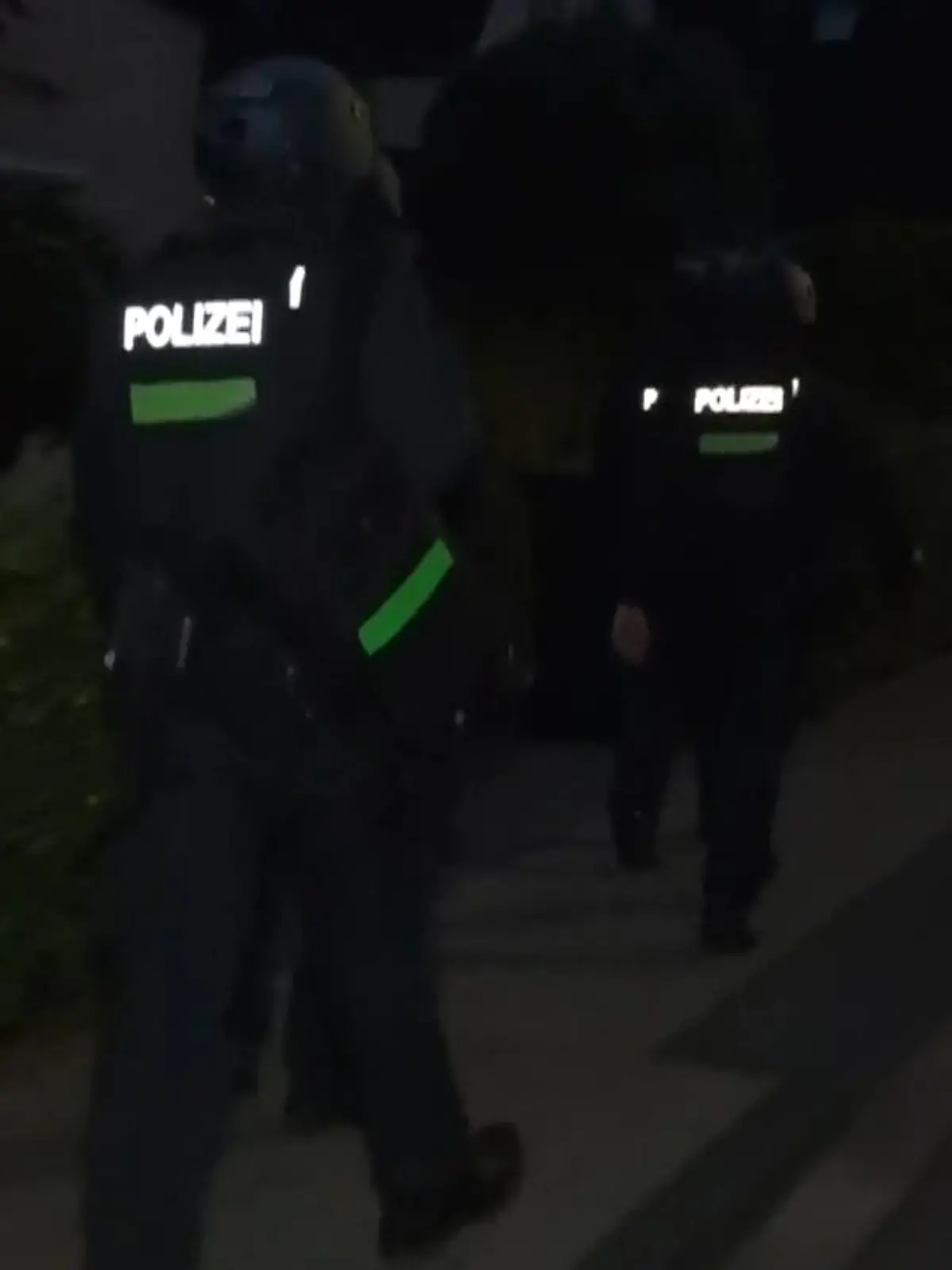 Die Polizei durchsuchte mehrere Häuser und Wohnungen.