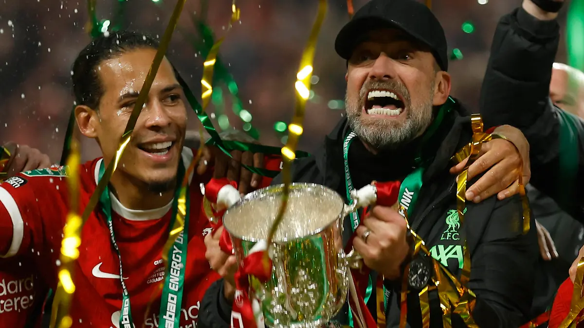 Chelsea v Liverpool - Carabao Cup Final Jurgen Klopp, Manager of Liverpool celebrates with Virgil van Dijk and trophy after winning the Carabao Cup Final match between Chelsea and Liverpool at Wembley Stadium on February 25, 2024 in London, England. London Wembley Stadium England United Kingdom PUBLICATIONxNOTxINxUK Copyright: xNigelxFrench/Sportsphoto/APLx 13968664