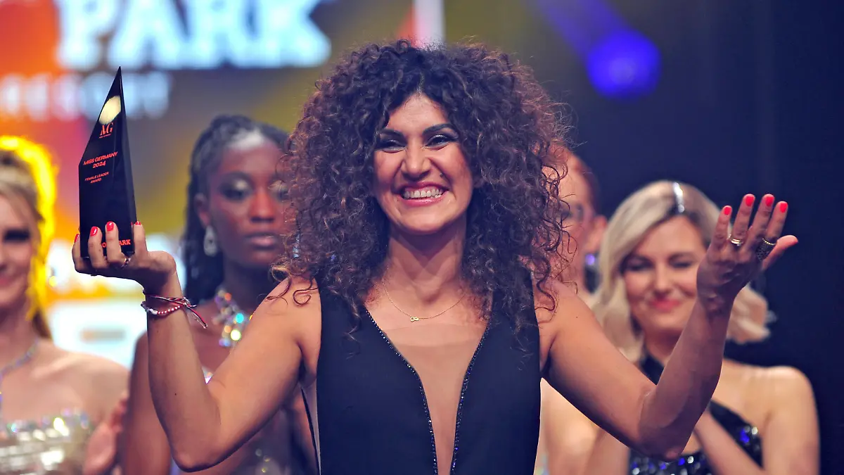 Miss Germany 2024. Apameh Schönauer anläßlich ihrer Wahl zur Miss Germany 2024 am 24.02.2024 im Europapark Rust. 20240224MWI124410 *** Miss Germany 2024 Apameh Schönauer on the occasion of her election as Miss Germany 2024 on 24 02 2024 at Europapark Rust 20240224MWI124410