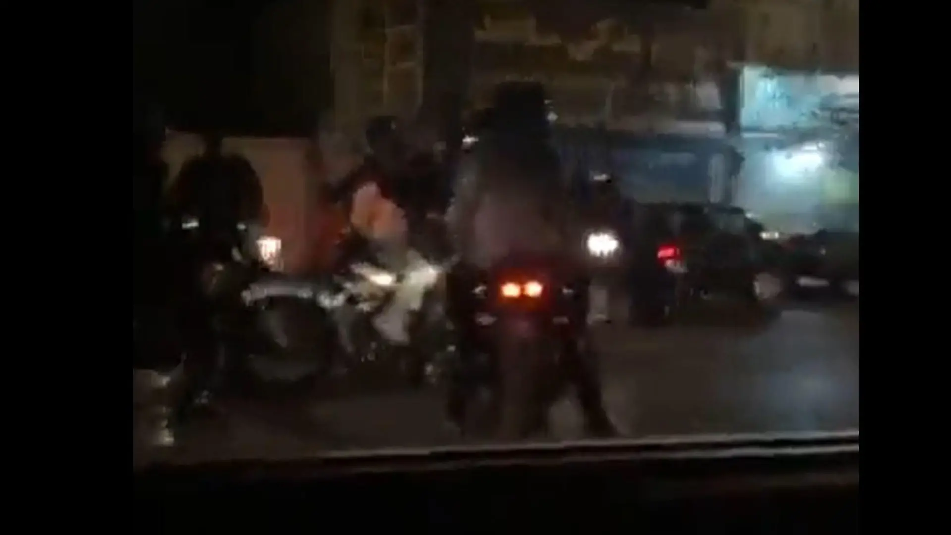 Sicherheitskräfte sollen mit Gewalt gegen Studenten in Teheran vorgehen. Bei Twitter kursieren Aufnahmen, die Männer auf Motorrädern zeigen, die mutmaßlich in Richtung Universität fahren.