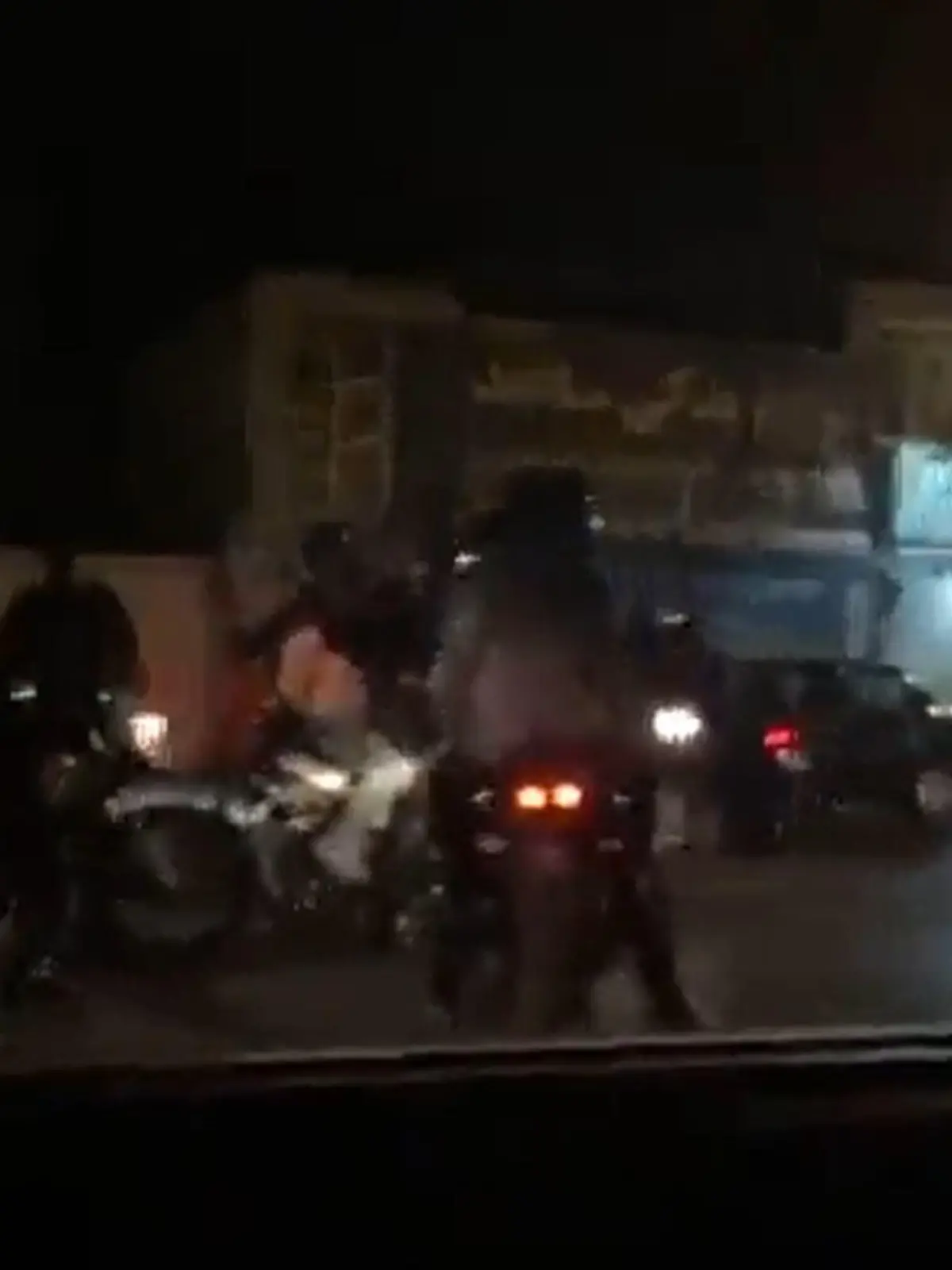 Sicherheitskräfte sollen mit Gewalt gegen Studenten in Teheran vorgehen. Bei Twitter kursieren Aufnahmen, die Männer auf  Motorrädern zeigen, die mutmaßlich in Richtung Universität fahren.