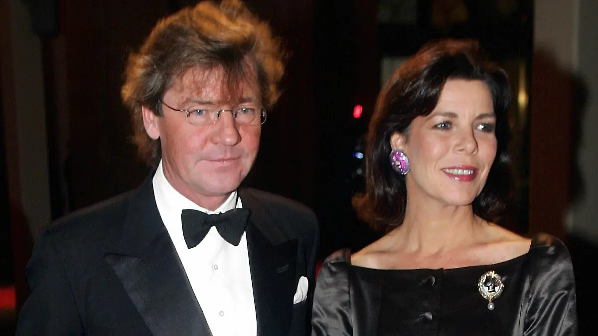 Prinz Ernst August von Hannover und seine Gattin Prinzessin Caroline kommen am Dienstag Abend (02.11.2004) zum Defilee ins Zeughaus in Berlin. Zu dem anschließenden Staatsbankett zu Ehren der britischen Königin Elizabeth II., die sich bis zum 04.11.2004 in Deutschland aufhält, waren zahlreiche Gäste geladen. Foto: Michael Kappeler