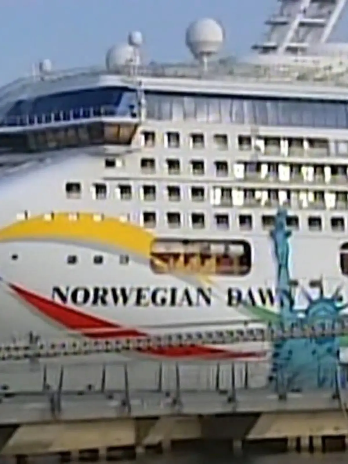 Mehr als 3.000 Menschen sitzen auf einem Kreuzfahrtschiff vor dem Urlaubsparadies Mauritius im Indischen Ozean fest. Die Behörden der ostafrikanischen Insel haben der "Norwegian Dawn" das Anlegen verweigert, weil an Bord möglicherweise Cholera ausgebrochen ist. 15 Crew-Mitglieder und Passagiere leiden unter Durchfall und Erbrechen. Deshalb werden jetzt Proben der Patienten untersucht. Das südliche Afrika erlebt derzeit einen der schlimmsten Cholera-Ausbrüche seit Jahren.
