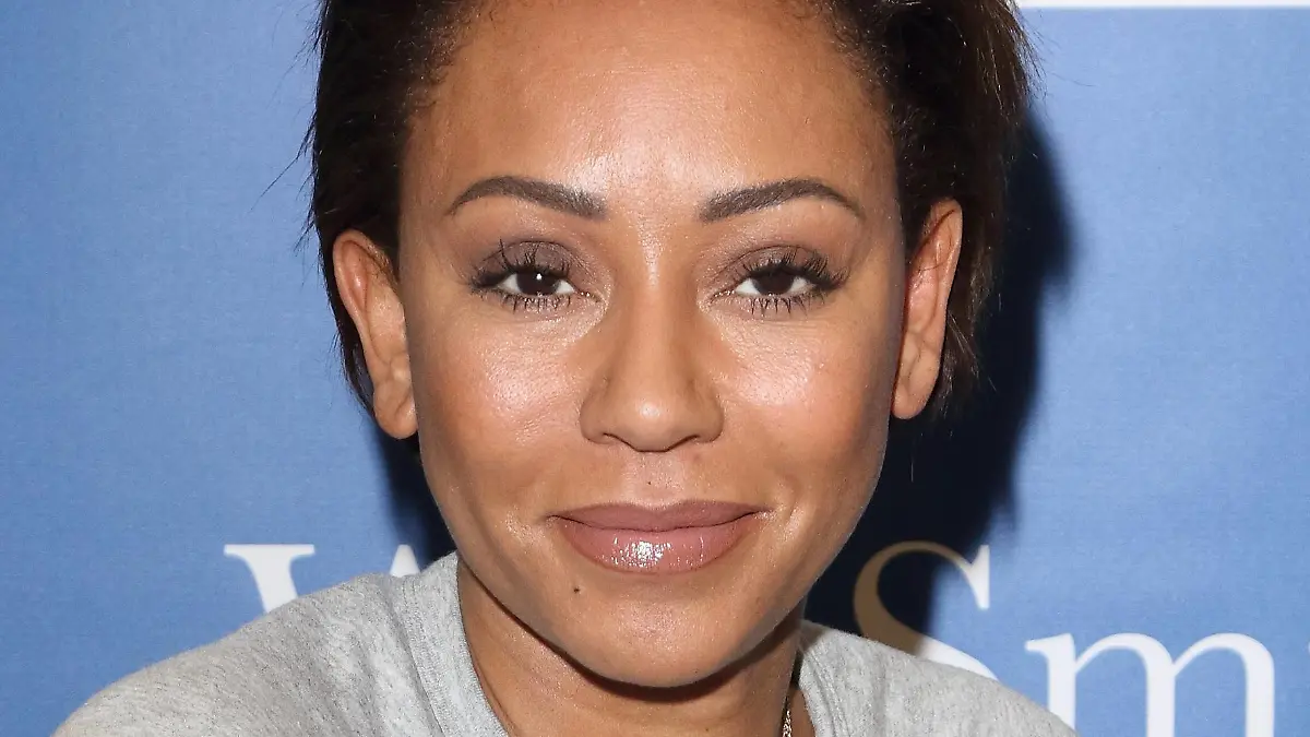December 1, 2018 - Milton Keynes, United Kingdom - Melanie Brown, aka Mel B seen signing her biography Brutally Honest at WHSmith bookstore in Milton Keynes. Milton Keynes United Kingdom PUBLICATIONxINxGERxSUIxAUTxONLY - ZUMAs197 20181201_zaa_s197_063 Copyright: xKeithxMayhewx