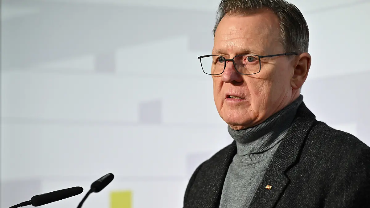 ARCHIV - 08.02.2024, Thüringen, Erfurt: Bodo Ramelow (Die Linke), Ministerpräsident von Thüringen, spricht bei einer Veranstaltung in Erfurt. (zu dpa: «Ramelow kritisiert Gleichsetzung von Linke und AfD») Foto: Martin Schutt/dpa +++ dpa-Bildfunk +++