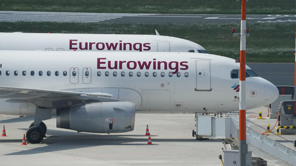 ARCHIV - 11.06.2021, Hamburg: Passagierflugzeuge der Fluggesellschaft Eurowings stehen auf dem Vorfeld. Beim Neustart des europäischen Flugverkehrs nach Corona setzt die Lufthansa-Tochter Eurowings auf Niedriglöhne in Osteuropa. (zu dpa «Eurowings zahlt an neuer Basis in Prag Niedriglöhne») Foto: Marcus Brandt/dpa +++ dpa-Bildfunk +++