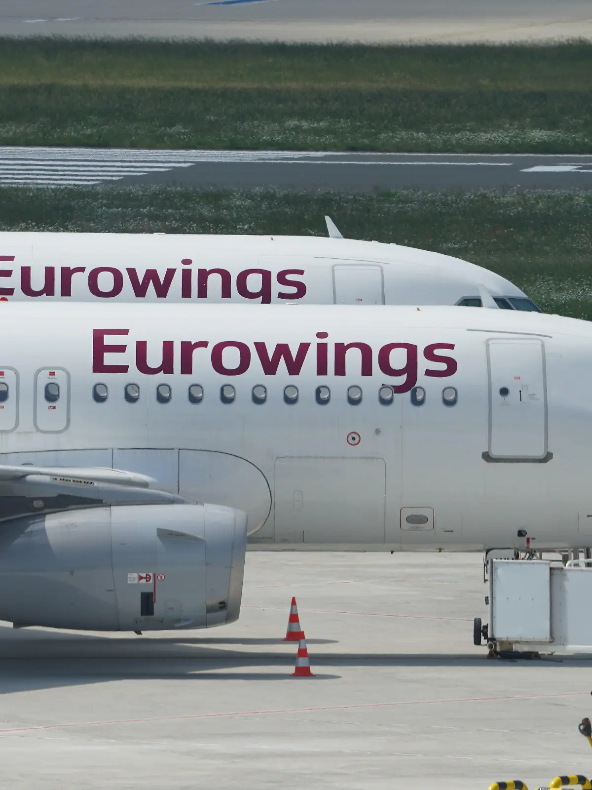 ARCHIV - 11.06.2021, Hamburg: Passagierflugzeuge der Fluggesellschaft Eurowings stehen auf dem Vorfeld. Beim Neustart des europäischen Flugverkehrs nach Corona setzt die Lufthansa-Tochter Eurowings auf Niedriglöhne in Osteuropa. (zu dpa «Eurowings zahlt an neuer Basis in Prag Niedriglöhne») Foto: Marcus Brandt/dpa +++ dpa-Bildfunk +++