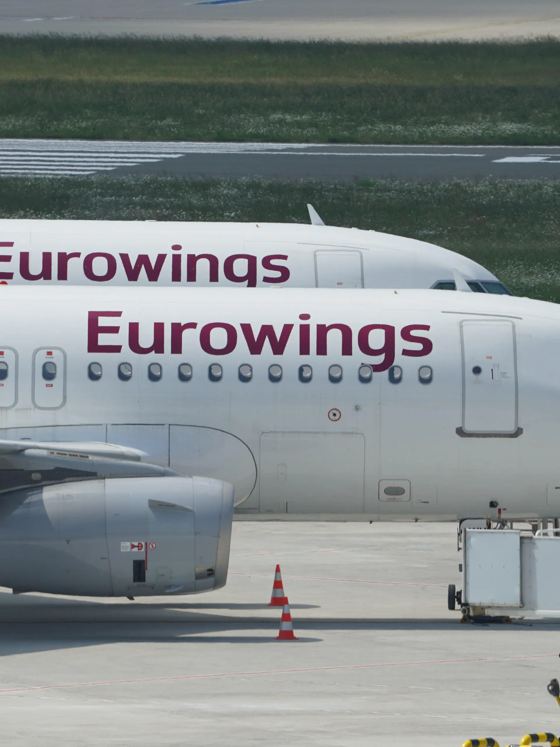 ARCHIV - 11.06.2021, Hamburg: Passagierflugzeuge der Fluggesellschaft Eurowings stehen auf dem Vorfeld. Beim Neustart des europäischen Flugverkehrs nach Corona setzt die Lufthansa-Tochter Eurowings auf Niedriglöhne in Osteuropa. (zu dpa «Eurowings zahlt an neuer Basis in Prag Niedriglöhne») Foto: Marcus Brandt/dpa +++ dpa-Bildfunk +++