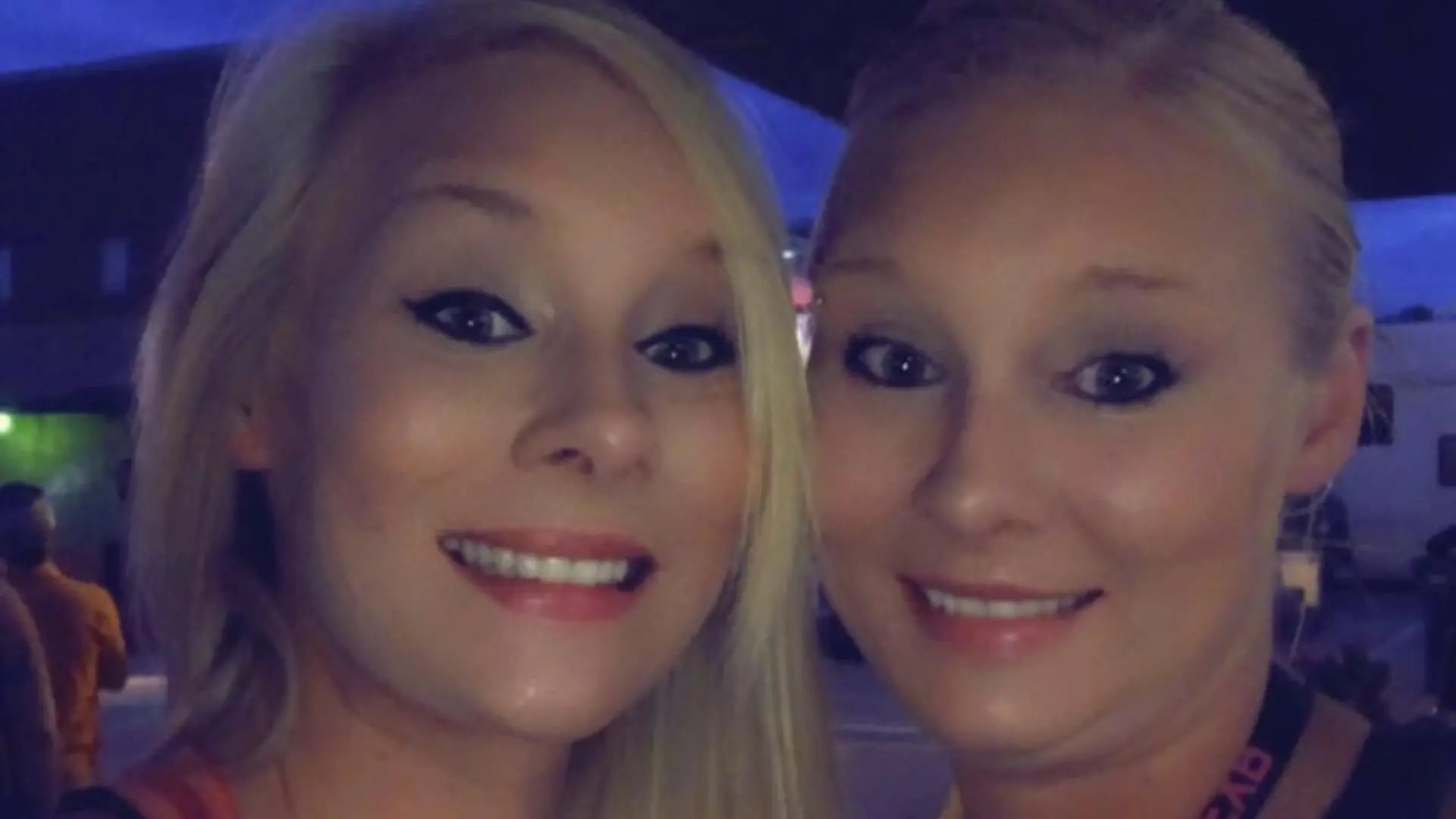 Zwillingsschwestern Sarah und Samantha P.