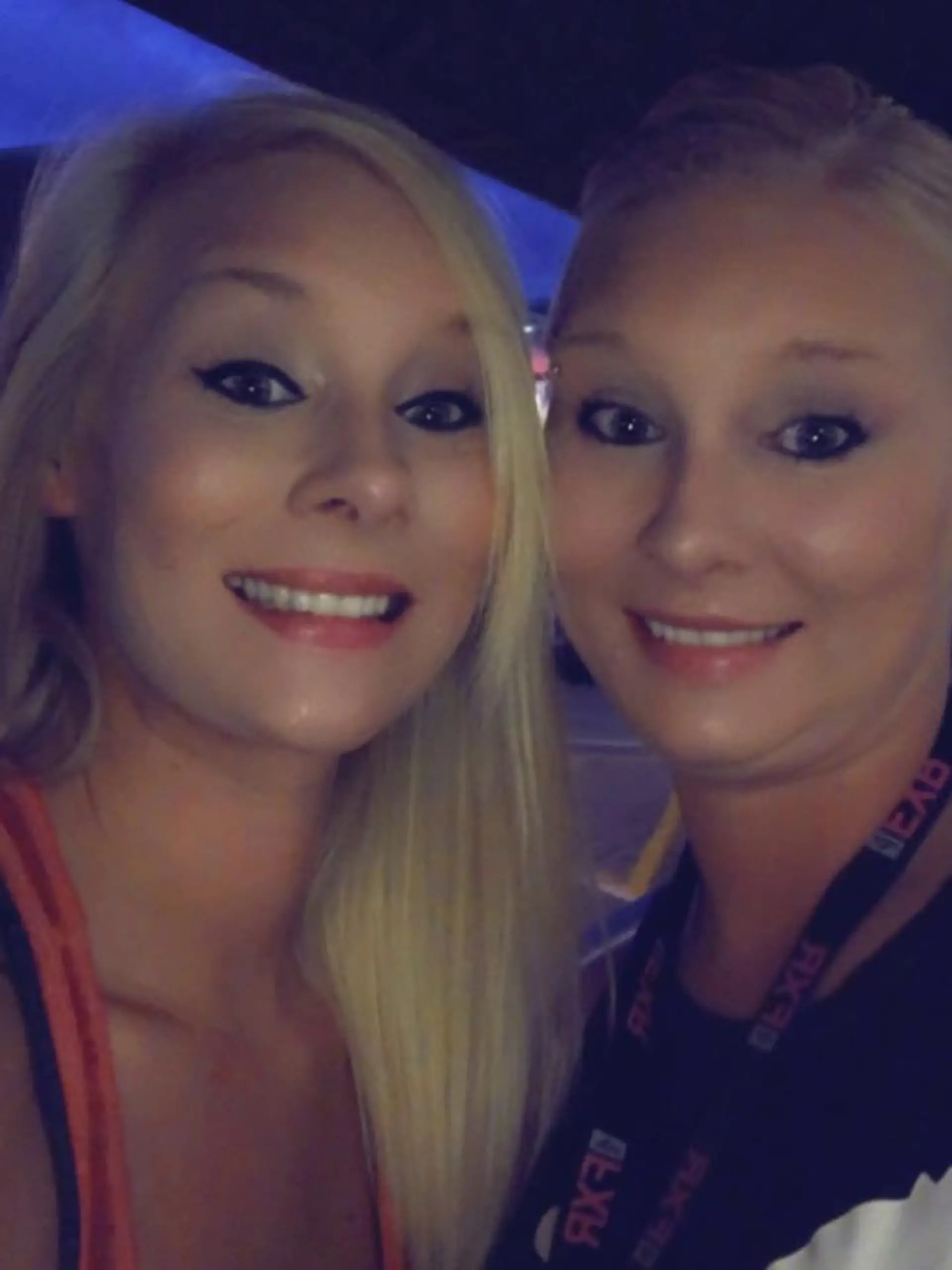Zwillingsschwestern Sarah und Samantha P.