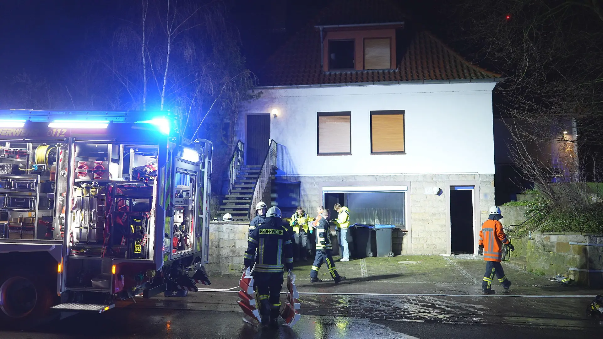 26.02.2024, Niedersachsen, Barnstorf: Feuerwehrleute sind am Ort eines Brandes im Einsatz. Ein Mann ist bei einem Wohnungsbrand in Barnstorf (Landkreis Diepholz) ums Leben gekommen. Der 72-Jährige sei vor Ort trotz intensiver medizinischer Versorgung an seinen Verletzungen gestorben, teilte die Polizei am Montagmorgen mit. Die Feuerwehr war demnach gegen Mitternacht in dem Mehrfamilienhaus eingetroffen. Foto: Nord-West-Media TV/dpa +++ dpa-Bildfunk +++