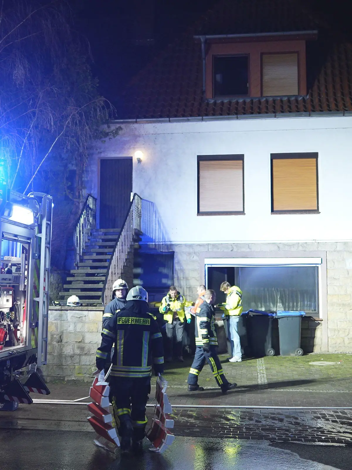 26.02.2024, Niedersachsen, Barnstorf: Feuerwehrleute sind am Ort eines Brandes im Einsatz. Ein Mann ist bei einem Wohnungsbrand in Barnstorf (Landkreis Diepholz) ums Leben gekommen. Der 72-Jährige sei vor Ort trotz intensiver medizinischer Versorgung an seinen Verletzungen gestorben, teilte die Polizei am Montagmorgen mit. Die Feuerwehr war demnach gegen Mitternacht in dem Mehrfamilienhaus eingetroffen. Foto: Nord-West-Media TV/dpa +++ dpa-Bildfunk +++