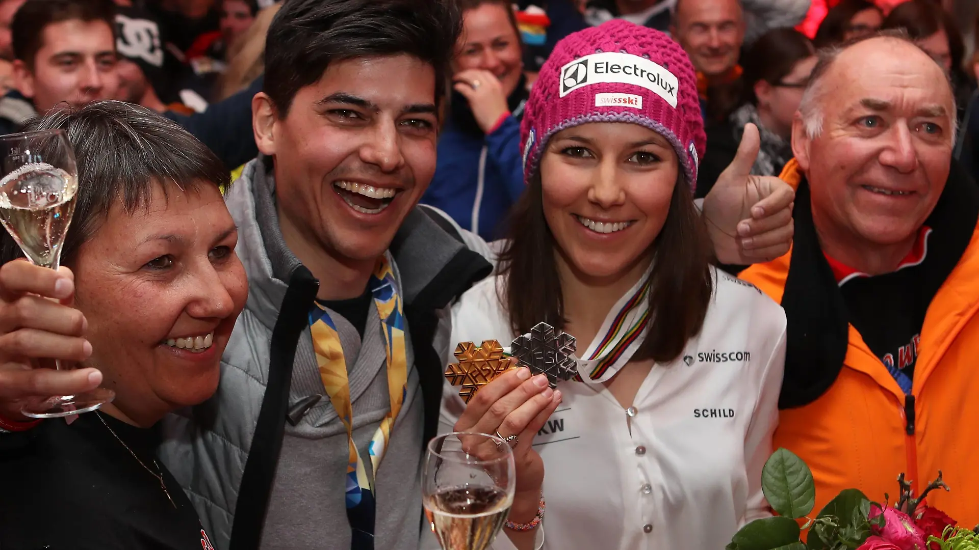 ALPINE SKIING - FIS Ski WC St. Moritz SANKT MORITZ,SWITZERLAND,18.FEB.17 - ALPINE SKIING - FIS Alpine World Ski Championships, House of Switzerland, medal party. Image shows Daniela, Kevin, Wendy Holdener (SUI) and Martin Holdener. Keywords: medal. PUBLICATIONxINxGERxHUNxONLY GEPAxpictures/xAndreasxPranter
Alpine Skiing FIS Ski WC St Moritz Sankt Moritz Switzerland 18 Feb 17 Alpine Skiing FIS Alpine World Ski Championships House of Switzerland Medal Party Image Shows Daniela Kevin Wendy Holdener SUI and Martin Holdener Keywords Medal PUBLICATIONxINxGERxHUNxONLY GEPAxpictures xAndreasxPranter