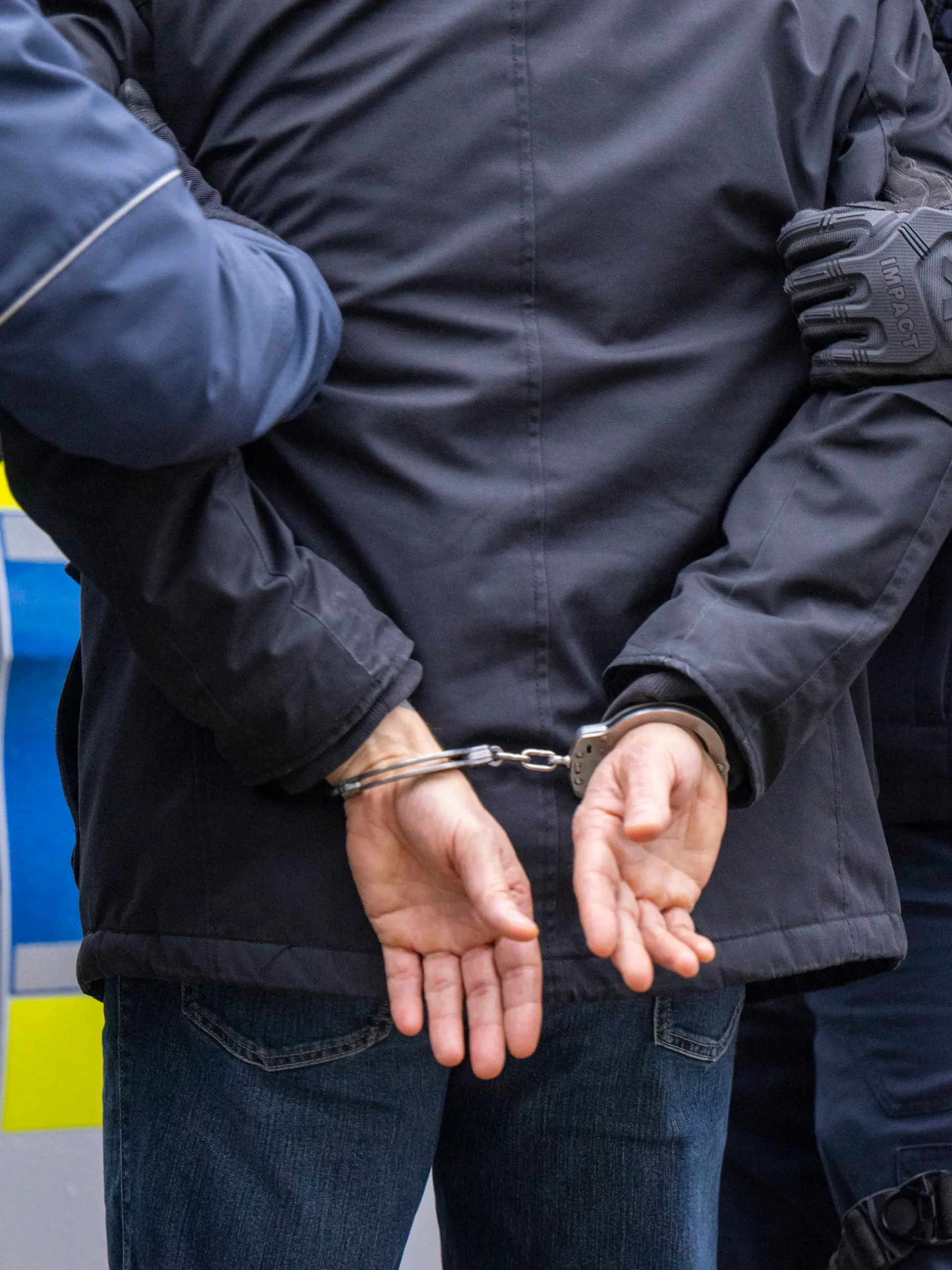 ILLUSTRATION - 05.12.2022, Berlin: Polizisten führen eine Festnahme durch, aufgenommen bei einem Pressetermin zur Ausweitung des Einsatzes von Bodycams. (zu dpa: «Ladendieb scheitert mit Trick») Foto: Monika Skolimowska/dpa +++ dpa-Bildfunk +++