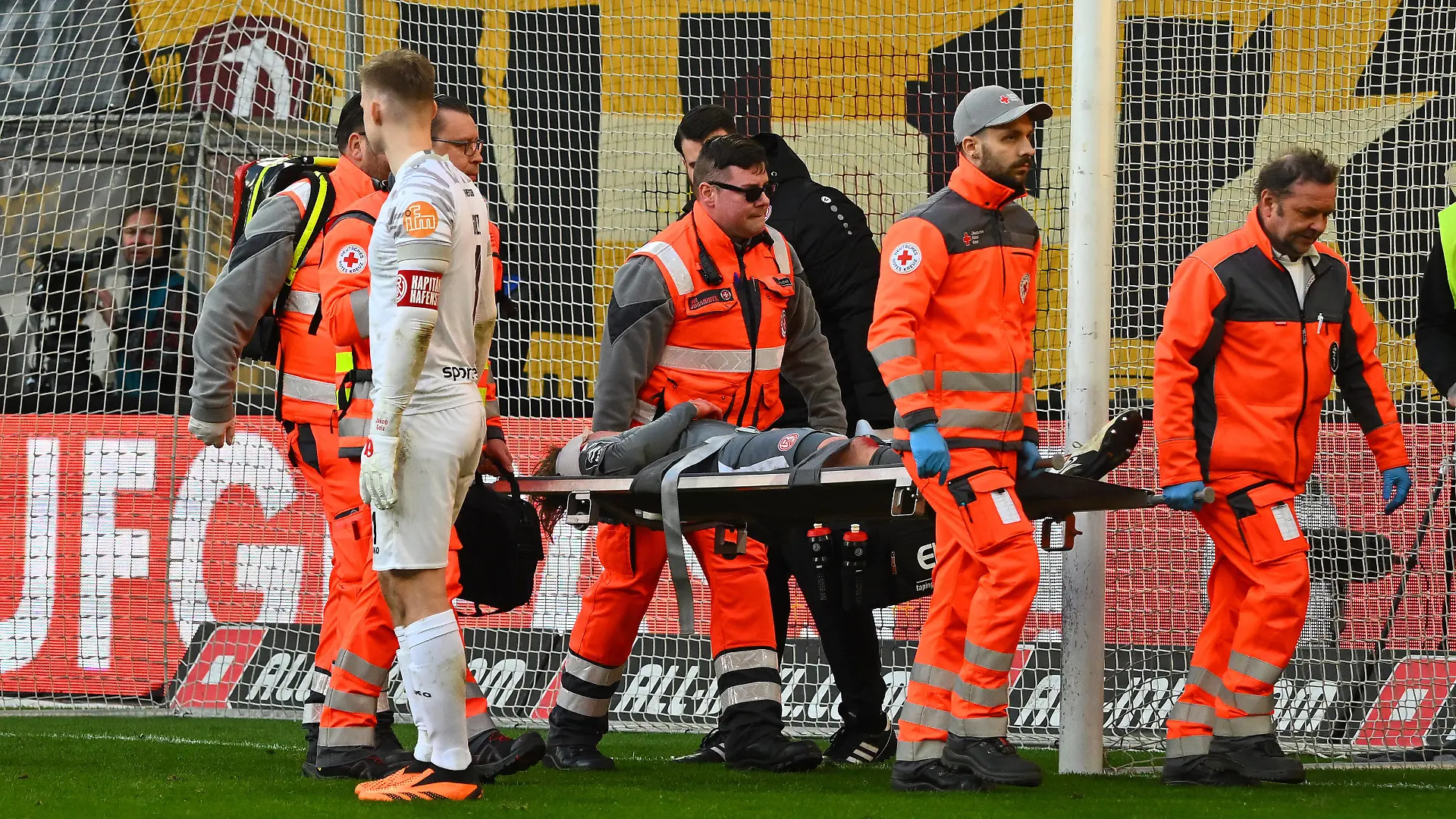 Felix Götze Essen wird verletzt vom Platz getragen, 24.02.2024, Fussball, GER, Saison 2023/2024, 3. Liga, Dritte Liga, 27. Spieltag, Rudolf-Harbig-Stadion Dresden, SG Dynamo Dresden - Rot-Weiss Essen, DFB AND DFL REGULATIONS PROHIBIT ANY USE OF PHOTOGRAPHS as IMAGE SEQUENCES and/or QUASI-VIDEO, *** Felix Götze Essen is carried off the pitch injured, 24 02 2024, Football, GER, Season 2023 2024, 3 Liga, Dritte Liga, 27 Matchday, Rudolf Harbig Stadion Dresden, SG Dynamo Dresden Rot Weiss Essen, DFB AND DFL REGULATIONS PROHIBIT ANY USE OF PHOTOGRAPHS as IMAGE SEQUENCES and or QUASI VIDEO,