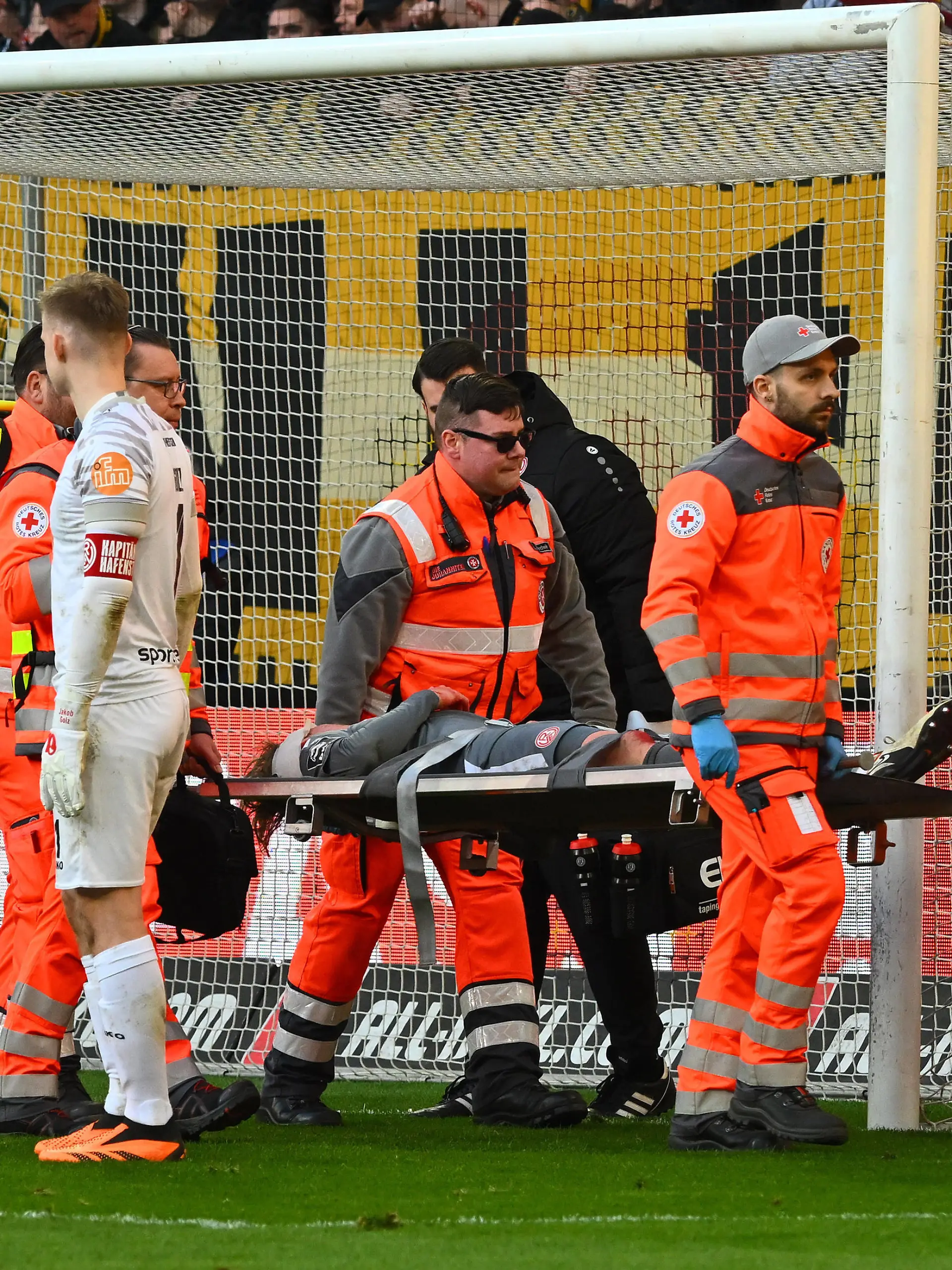 Felix Götze Essen wird verletzt vom Platz getragen, 24.02.2024, Fussball, GER, Saison 2023/2024, 3. Liga, Dritte Liga, 27. Spieltag, Rudolf-Harbig-Stadion Dresden, SG Dynamo Dresden - Rot-Weiss Essen, DFB AND DFL REGULATIONS PROHIBIT ANY USE OF PHOTOGRAPHS as IMAGE SEQUENCES and/or QUASI-VIDEO, *** Felix Götze Essen is carried off the pitch injured, 24 02 2024, Football, GER, Season 2023 2024, 3 Liga, Dritte Liga, 27 Matchday, Rudolf Harbig Stadion Dresden, SG Dynamo Dresden Rot Weiss Essen, DFB AND DFL REGULATIONS PROHIBIT ANY USE OF PHOTOGRAPHS as IMAGE SEQUENCES and or QUASI VIDEO,