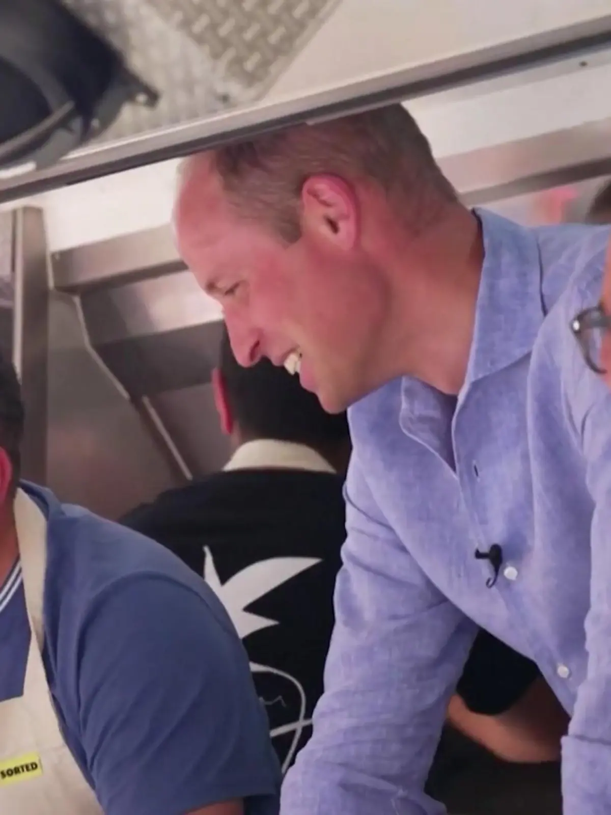 Prinz William serviert in einem Londoner Foodtruck freudestrahlend Burger.