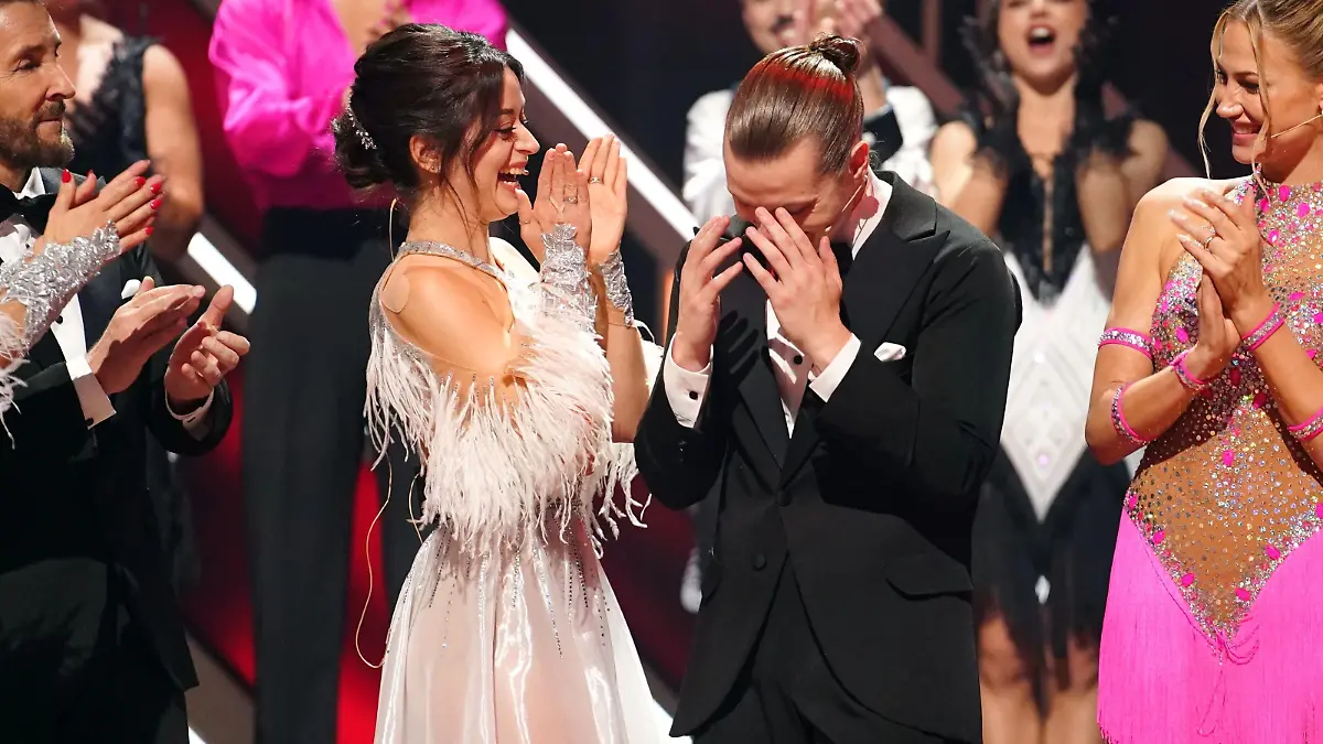 Gabriel Kelly hat in der Kennlernshow Jury und Zuschauer am meisten überzeugt. Er und seine Tanzpartnerin Malika Dzumaev (l.) sichern sich die Direktticket für die nächste Live-Show und können in der ersten regulären Show am 01.03.2024 nicht rausgewählt werden.
+++ Die Verwendung des sendungsbezogenen Materials ist nur mit dem Hinweis und Verlinkung auf RTL+ gestattet. +++