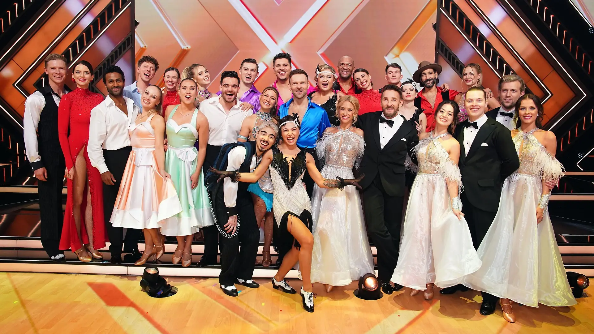 Mit diesen 14 Paaren startet die 17. Staffel von Let´s Dance.
+++ Die Verwendung des sendungsbezogenen Materials ist nur mit dem Hinweis und Verlinkung auf RTL+ gestattet. +++