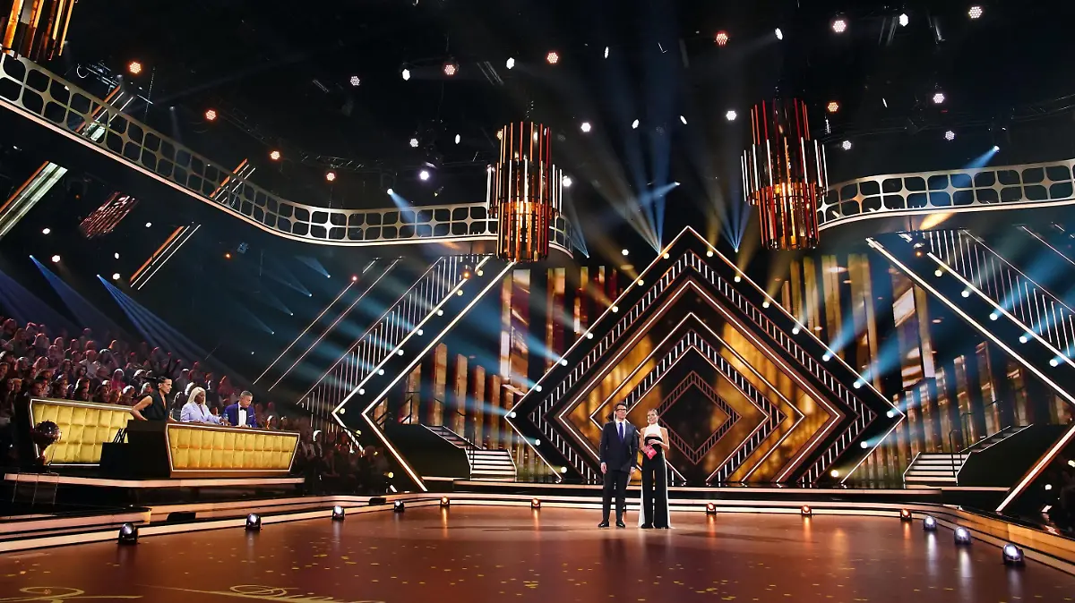 Die Jury und die Moderatoren Victoria Swarovski und Daniel Hartwich im neuen "Let´s Dance" Studio. 

+++ Die Verwendung des sendungsbezogenen Materials ist nur mit dem Hinweis und Verlinkung auf RTL+ gestattet. +++