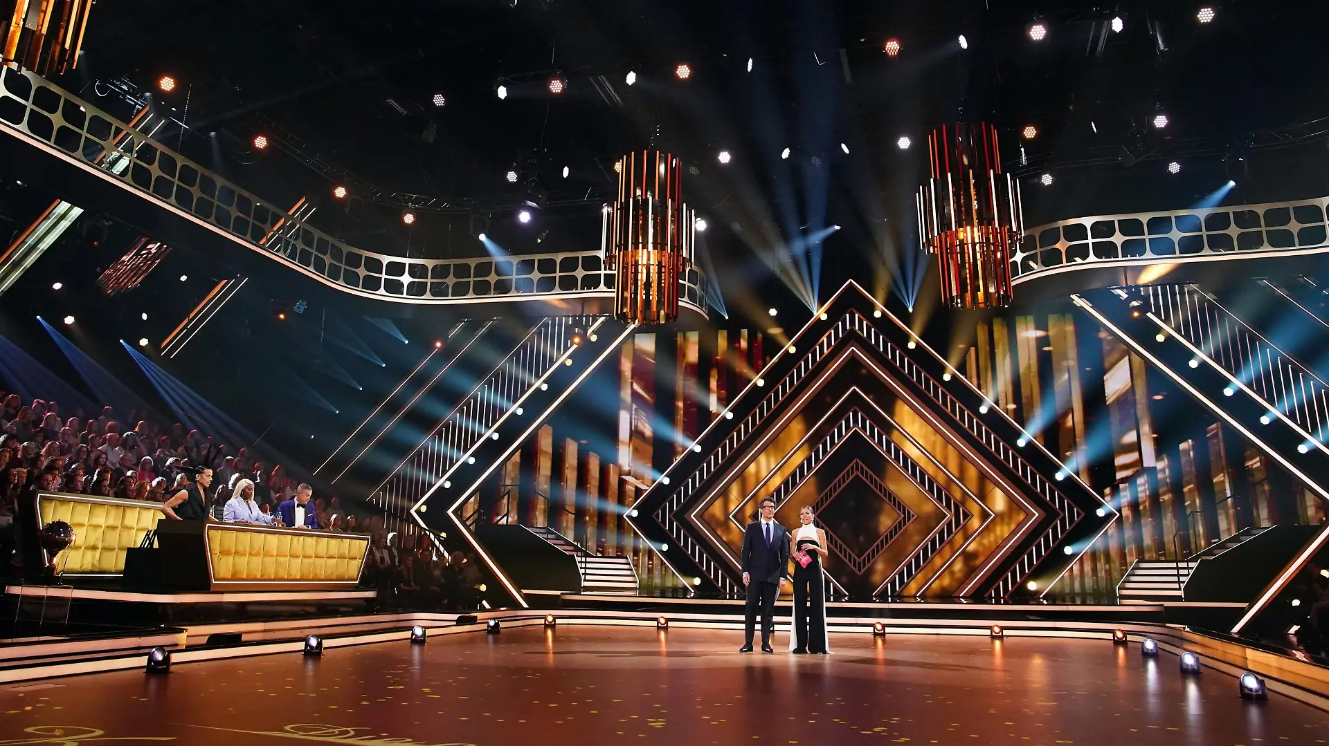 Die Jury und die Moderatoren Victoria Swarovski und Daniel Hartwich im neuen "Let´s Dance" Studio.
+++ Die Verwendung des sendungsbezogenen Materials ist nur mit dem Hinweis und Verlinkung auf RTL+ gestattet. +++