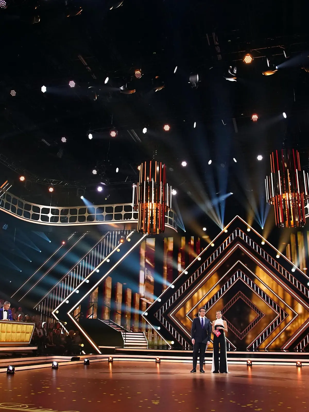 Die Jury und die Moderatoren Victoria Swarovski und Daniel Hartwich im neuen "Let´s Dance" Studio. 

+++ Die Verwendung des sendungsbezogenen Materials ist nur mit dem Hinweis und Verlinkung auf RTL+ gestattet. +++