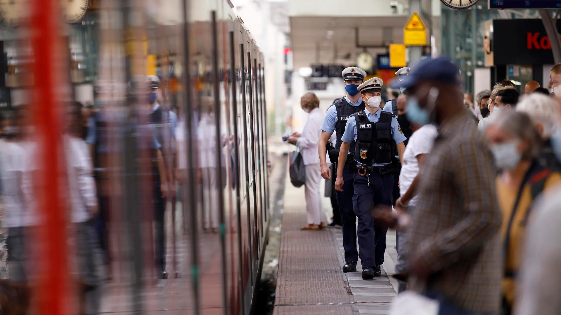  Ordnungsämter, Bundespolizei, die Bahn und die Verkehrsunternehmen kontrollieren mit einer landesweiten Großaktion die Einhaltung der Maskenpflicht im Busverkehr und Bahnverkehr - im Bild die Schwerpunktkontrolle am Kölner Hauptbahnhof. Köln, 24.08.2020 *** Public order offices, federal police, the railways and transport companies control the compliance with the mask obligation in bus and train traffic with a nationwide large-scale action the focus control at Cologne central station, 24 08 2020 Foto:xC.xHardtx/xFuturexImage