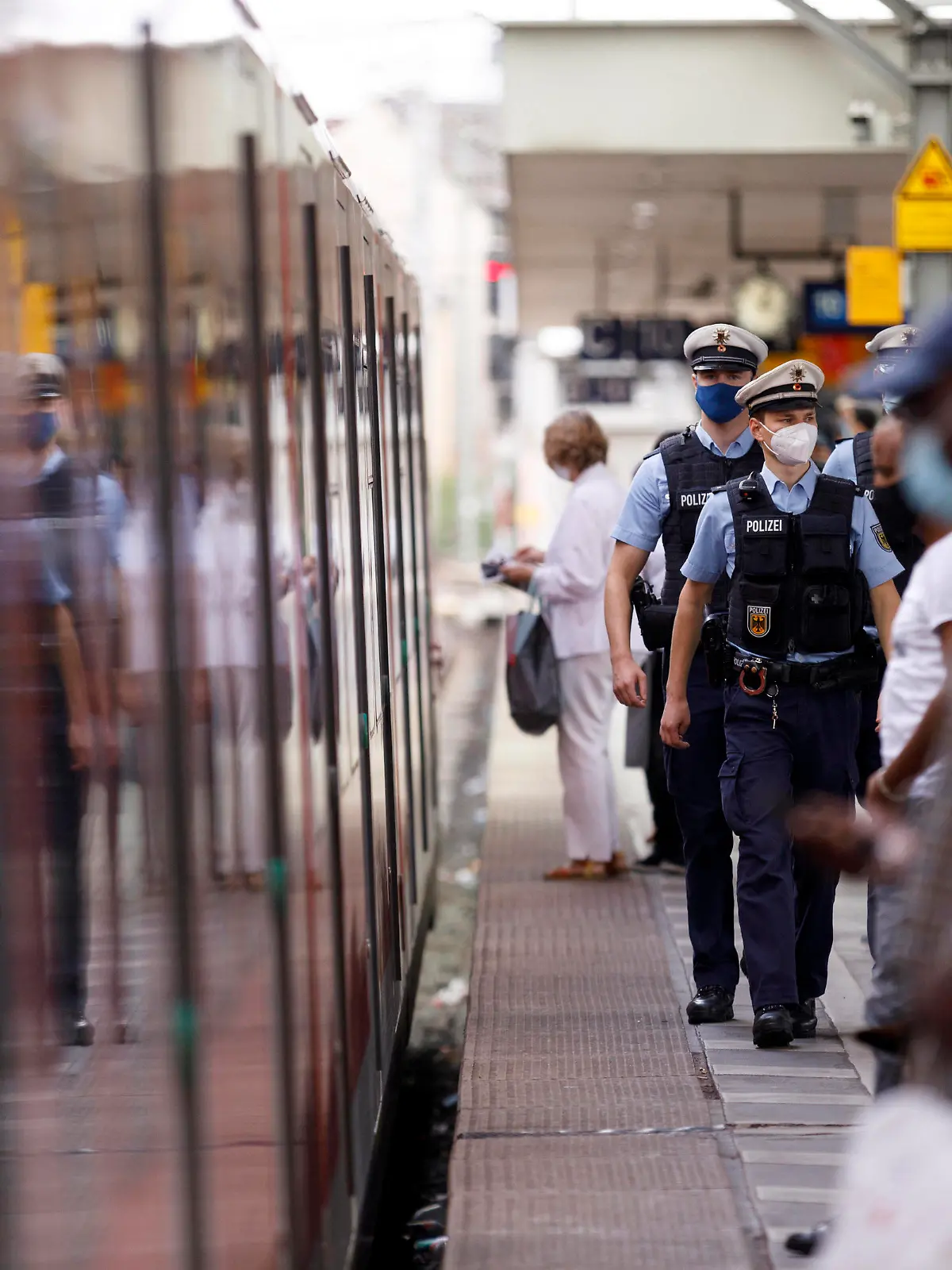 Ordnungsämter, Bundespolizei, die Bahn und die Verkehrsunternehmen kontrollieren mit einer landesweiten Großaktion die Einhaltung der Maskenpflicht im Busverkehr und Bahnverkehr - im Bild die Schwerpunktkontrolle am Kölner Hauptbahnhof. Köln, 24.08.2020 *** Public order offices, federal police, the railways and transport companies control the compliance with the mask obligation in bus and train traffic with a nationwide large-scale action the focus control at Cologne central station, 24 08 2020 Foto:xC.xHardtx/xFuturexImage
