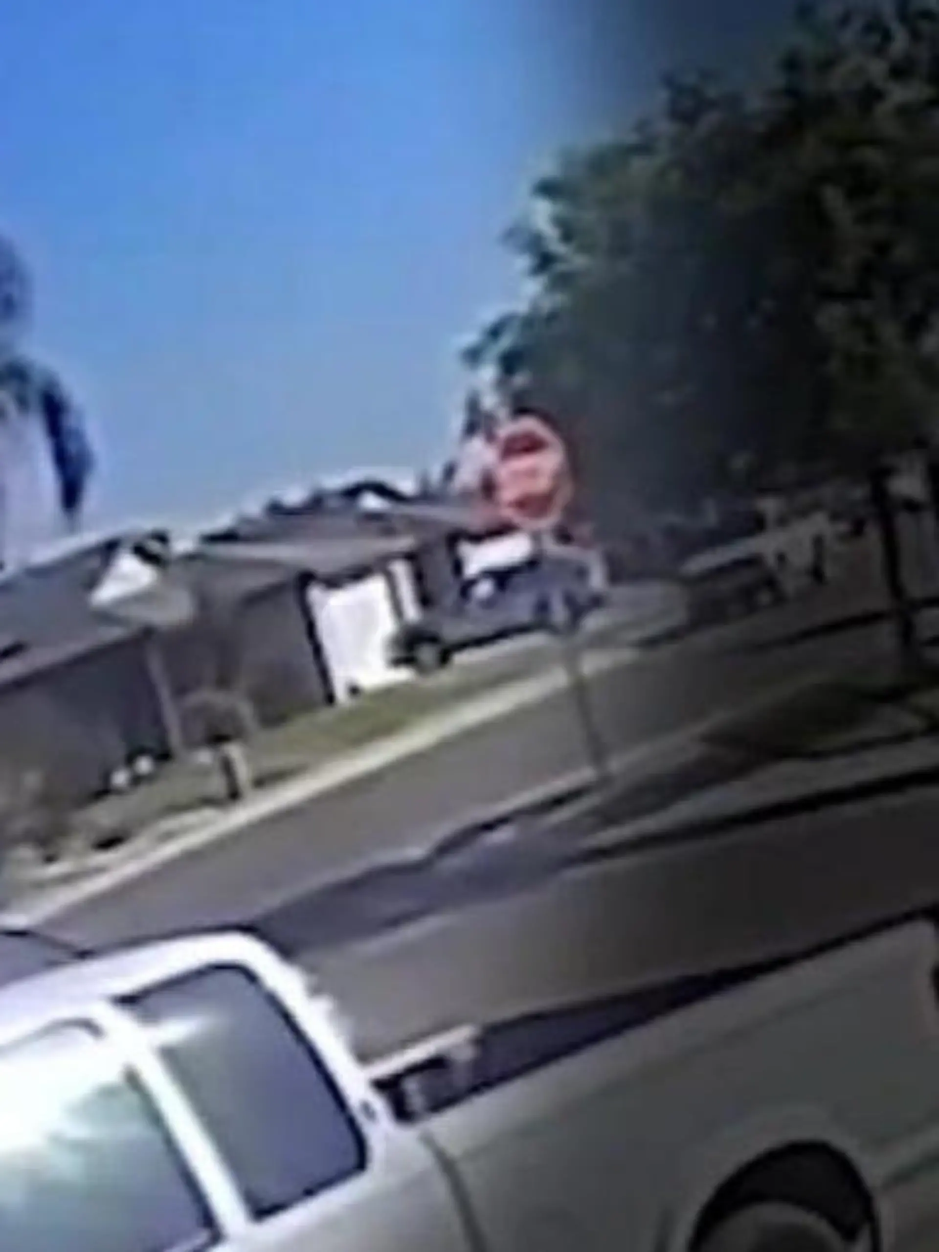 Unglaublich, dass hier nichts schlimmeres passiert ist! - Dieser Helikopter stürzt mitten in ein Wohngebiet! Eine Türkamera filmt im US-amerikanischen Kalifornien die dramatischen Bilder. Eine Bewohnerin der Siedlung war nur wenige Meter entfernt, als der Unfall passierte. Im Video zeigen wir den Moment des Absturzes