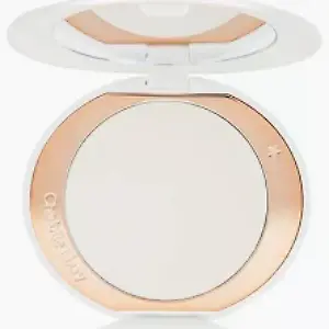 Airbrush Brightening Flawless Finish Puder von Charlotte Tilbury