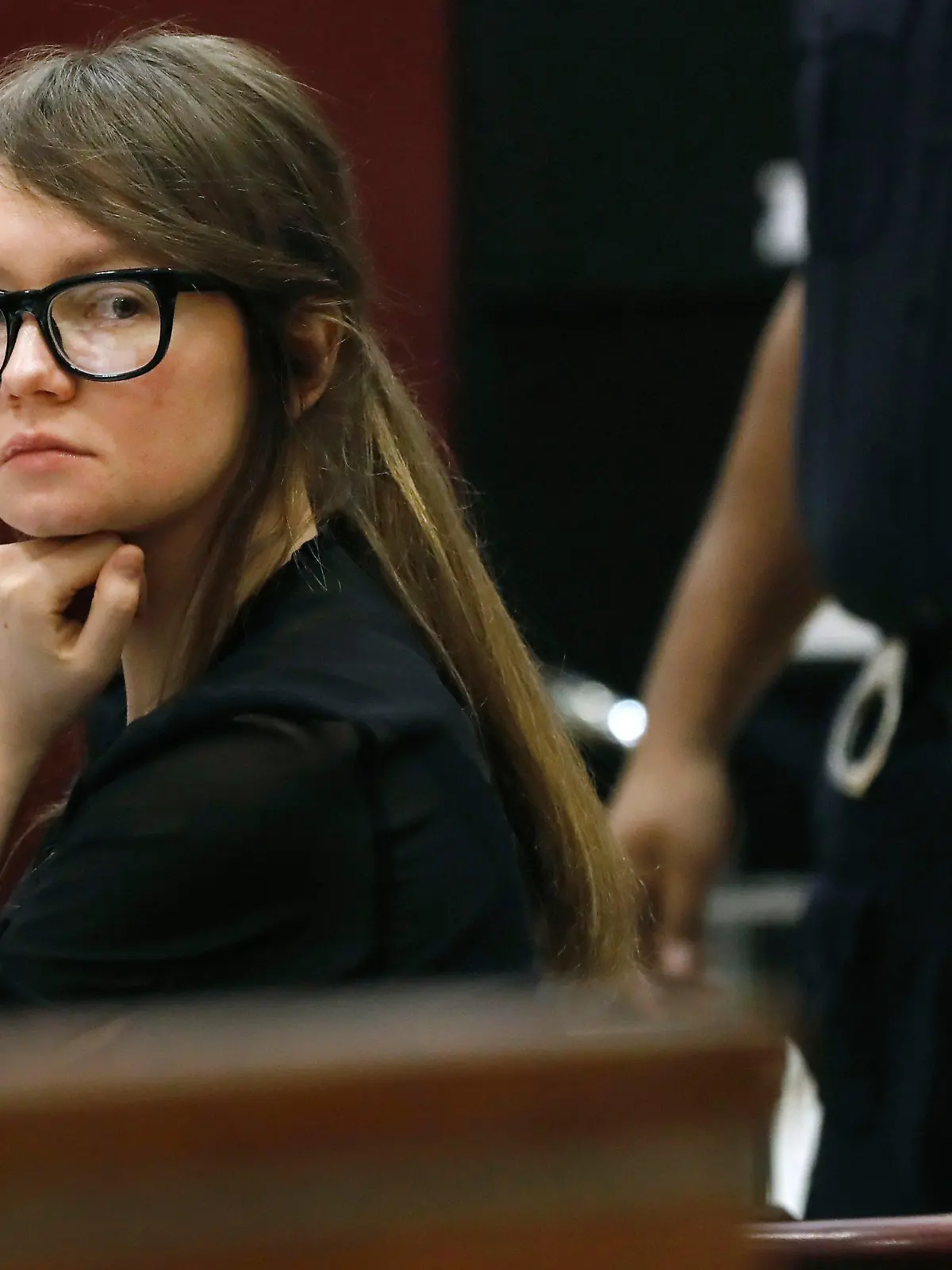 ARCHIV - 25.04.2019, USA, New York: Anna Sorokin, verurteilte Hochstaplerin aus Deutschland, sitzt in einem Gerichtssaal. Jetzt ist ihre Geschichte verfilmt worden. Die True-Crime-Serie «Inventing Anna» ist bei Netflix zu sehen. (zu dpa-Korr «Inventing Anna»: Serie über deutsche Hochstaplerin in New York») Foto: Richard Drew/AP/dpa +++ dpa-Bildfunk +++