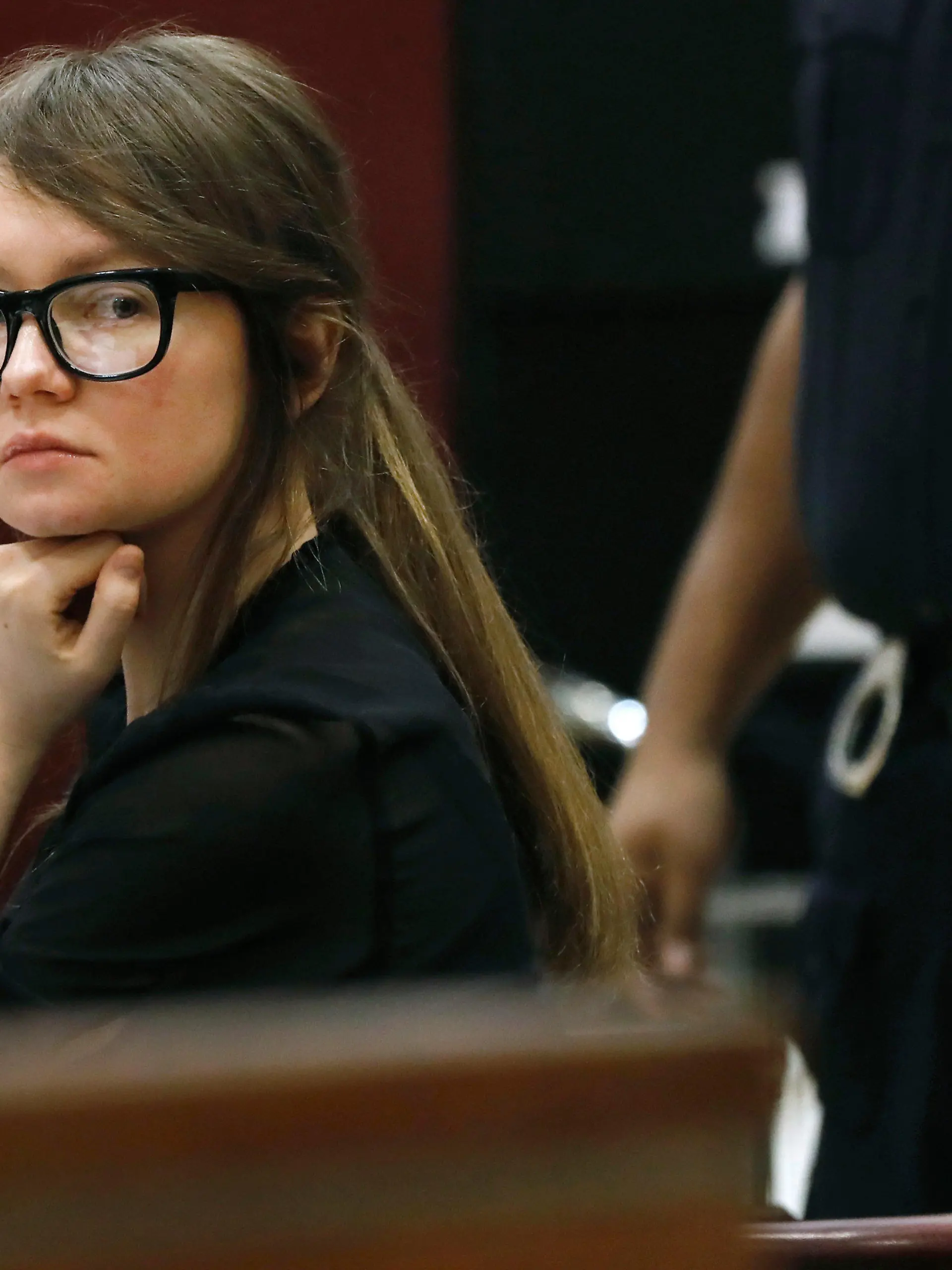ARCHIV - 25.04.2019, USA, New York: Anna Sorokin, verurteilte Hochstaplerin aus Deutschland, sitzt in einem Gerichtssaal. Jetzt ist ihre Geschichte verfilmt worden. Die True-Crime-Serie «Inventing Anna» ist bei Netflix zu sehen. (zu dpa-Korr «Inventing Anna»: Serie über deutsche Hochstaplerin in New York») Foto: Richard Drew/AP/dpa +++ dpa-Bildfunk +++