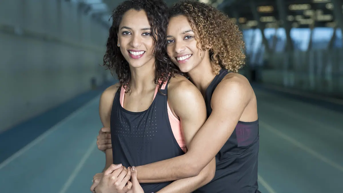 . 22/02/2017. London, United Kingdom. GB athletics Laviai and Lina Nielsen. Portraits of GB athletics twin sisters Laviai (left and darker hair) and Lina (right and lighter hair) Nielsen at Lee Valley Sports Centre . PUBLICATIONxINxGERxSUIxAUTxHUNxONLY xixImagesx IIM-14537-0018

22 02 2017 London United Kingdom GB Athletics  and Lina Nielsen portraits of GB Athletics Twin Sisters  left and  Hair and Lina Right and Lighter Hair Nielsen AT Lee Valley Sports Centre PUBLICATIONxINxGERxSUIxAUTxHUNxONLY xixImagesx Jim  0018  