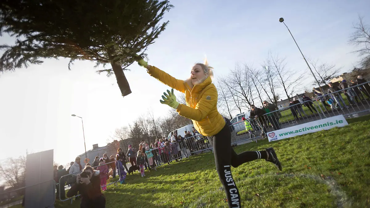SONDERKONDITIONEN: PREISABSPRACHE! *EXCLUSIVE* 
Kamila Grabska who won the ladies section in the seventh annual Christmas Tree throwing Championships in Ennis, Co Clare. See SWNS story SWLNtree. A mum who tried to claim £700,000 for injuries she suffered in a car crash has lost her case  after she was pictured winning a Christmas tree throwing competition. Kamila Grabska, 36, said she had been left with a disabling condition following the accident, where the car she in was hit from behind in February 2017. And she then sued insurer RSA for damages after complaining that she was had been unable to play with her kids or carry out basic chores due to consistent back and neck pain. However at the High Court sitting in Limerick, the judge was shown a picture of her published in a national newspaper of her hurling a Christmas tree  / action press