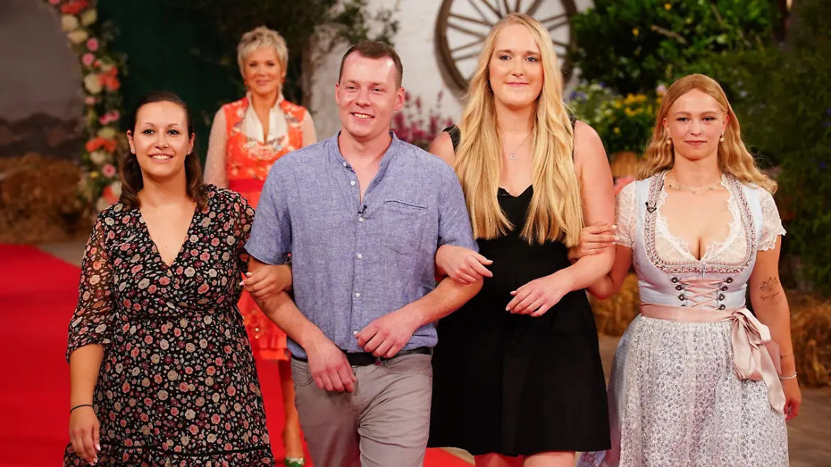 Jungbauer Max (26) aus Rheinland-Pfalz lernt auf dem Scheunenfest Sonja (23, l.), Linda (25) und Anna (25. r.) kennen.

+++ Die Verwendung des sendungsbezogenen Materials ist nur mit dem Hinweis und Verlinkung auf RTL+ gestattet. +++