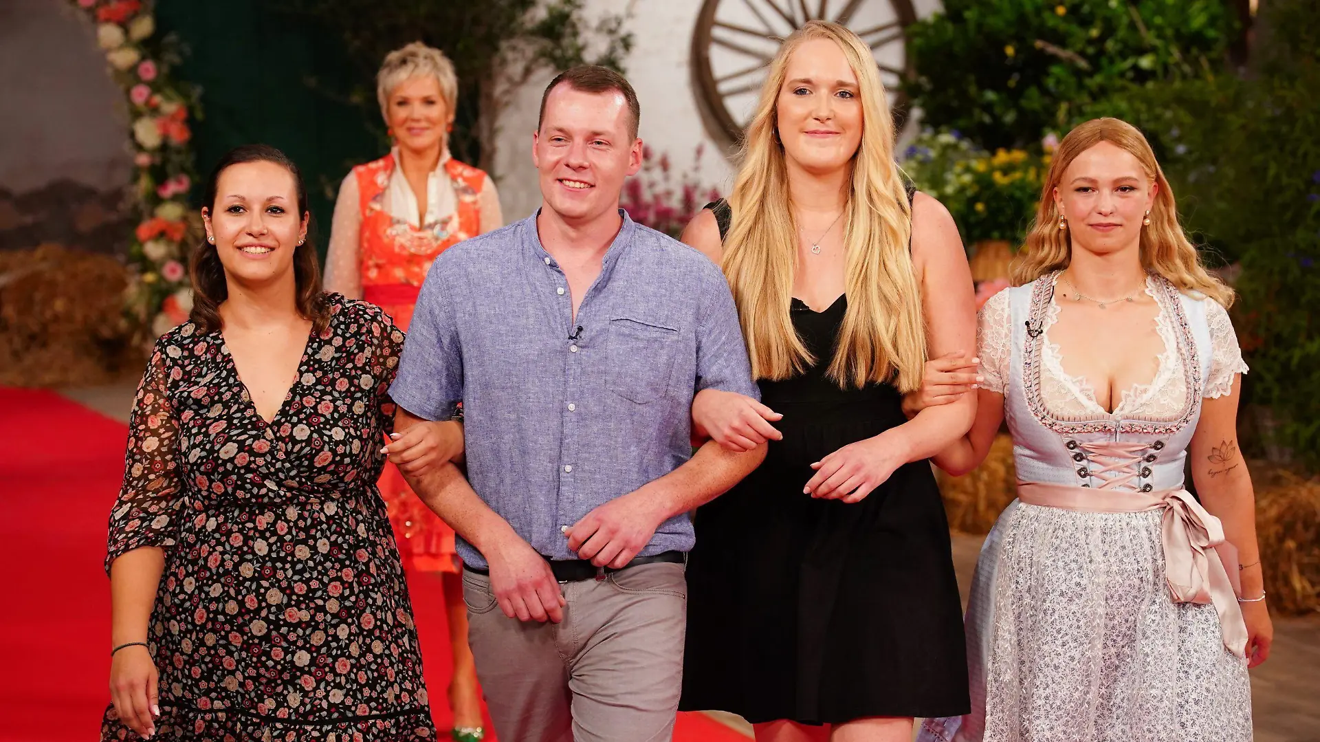 Jungbauer Max (26) aus Rheinland-Pfalz lernt auf dem Scheunenfest Sonja (23, l.), Linda (25) und Anna (25. r.) kennen.
+++ Die Verwendung des sendungsbezogenen Materials ist nur mit dem Hinweis und Verlinkung auf RTL+ gestattet. +++