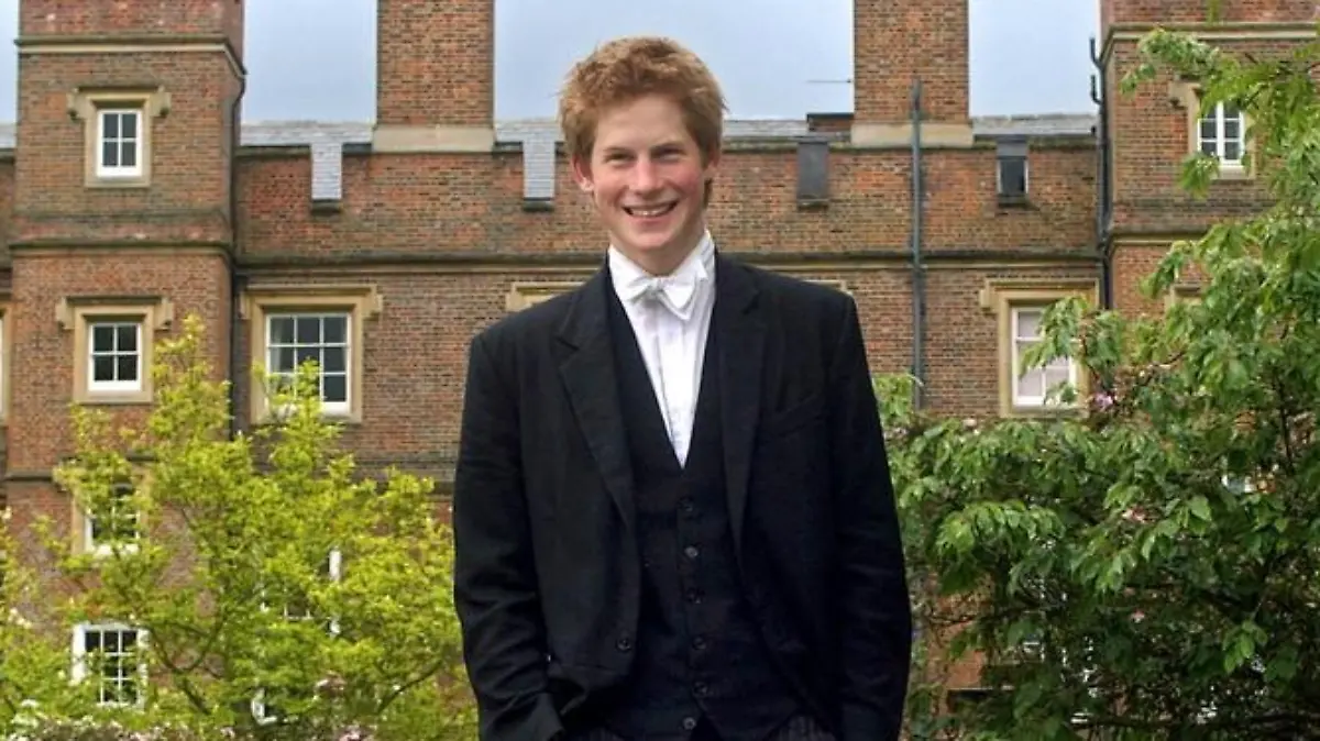 Prinz Harry von Großbritannien posiert vor der Eliteschule Eton (Aufnahme März 2003). Er trägt seine Schuluniform: weißes Hemd mit weißer Fliege, schwarze Weste, schwarzer Frack und längsgestreifte Hose. Der jüngste Sohn des britischen Thronfolgers Prinz Charles und Prinzessin Diana (gestorben 1997) bereitet sich derzeit auf den Abschluss seiner Schulzeit in dem Internat vor. Wohin der 18-Jährige nach bestandenem Abitur geht, steht offiziell noch nicht fest. Gerüchten zufolge interessiert sich Harry für eine militärische Ausbildung als Offizier an der Eliteakademie Sandhurst.